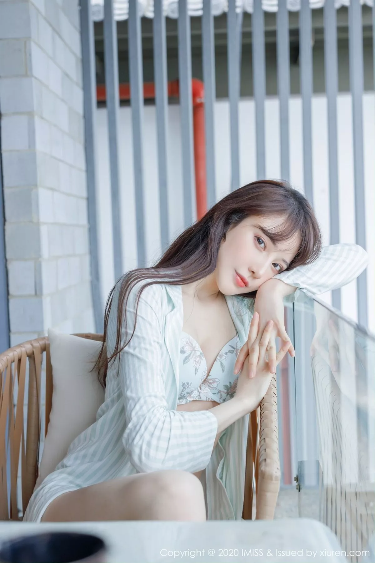 秀人集.com_[IMISS爱蜜社]Vol.481_女神Lynn刘奕宁私房床上性感衬衣半脱秀完美身材诱惑写真24P