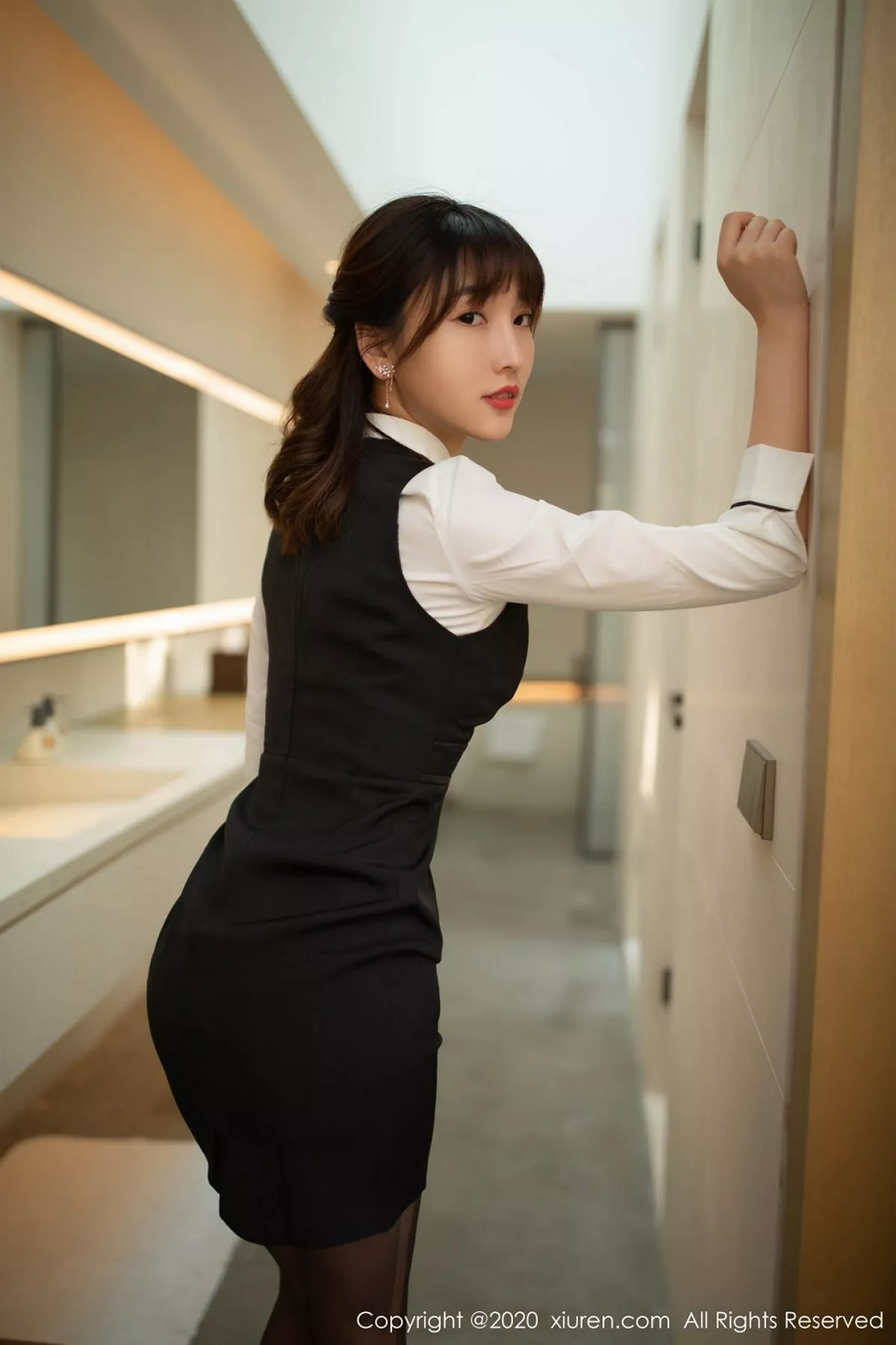 秀人集.com_[XiuRen秀人网]No.2312_嫩模陆萱萱乌镇+太湖旅拍前台经理主题黑丝裤袜秀翘臀诱惑写真72P