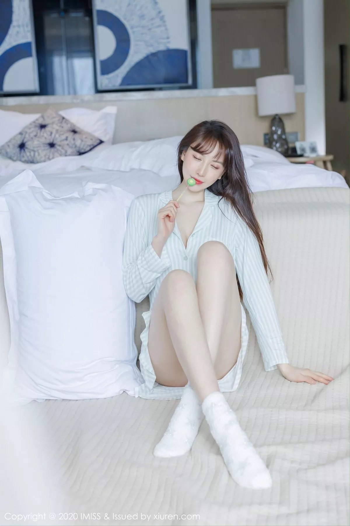 秀人集.com_[IMISS爱蜜社]Vol.481_女神Lynn刘奕宁私房床上性感衬衣半脱秀完美身材诱惑写真24P