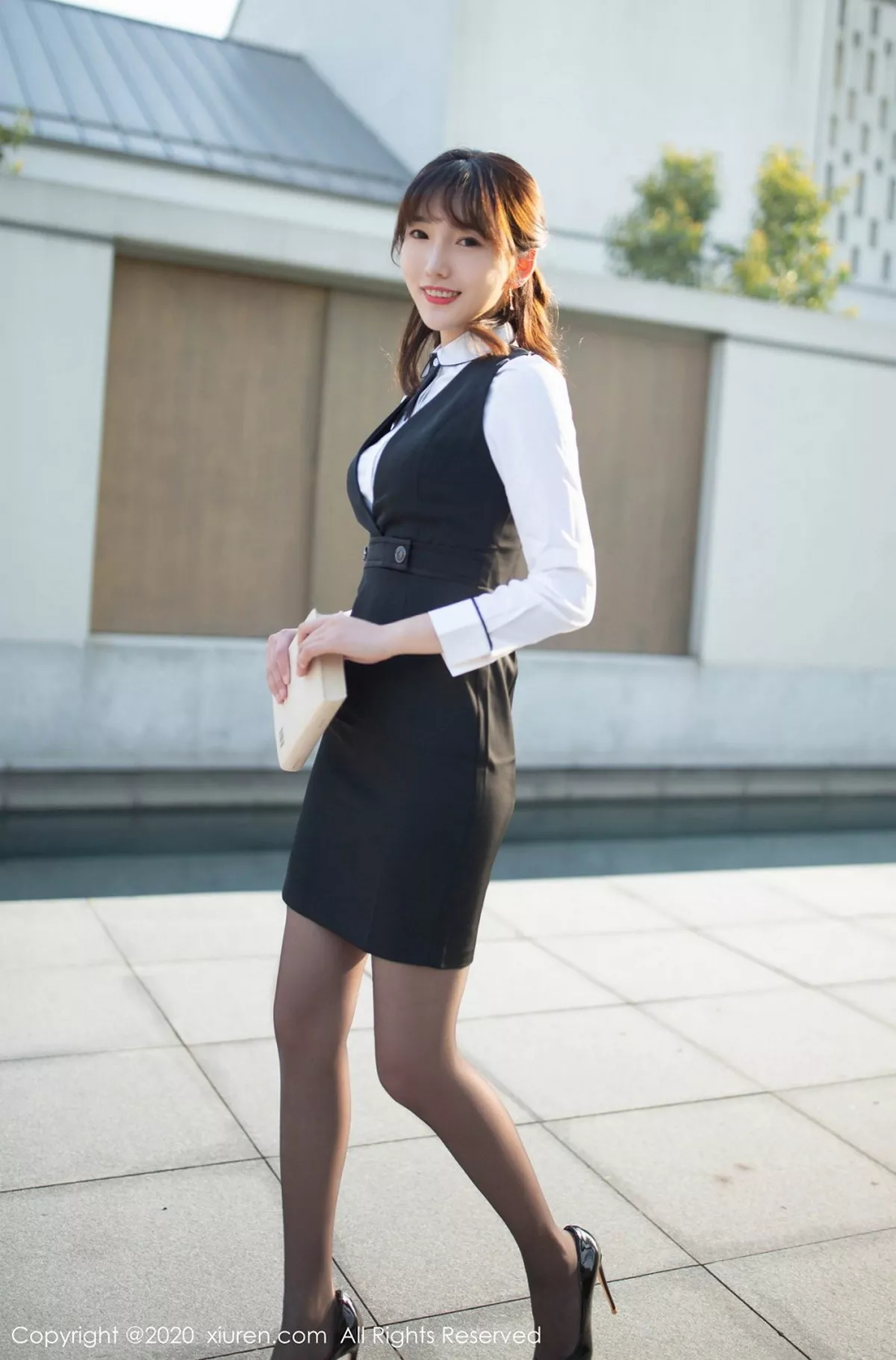 秀人集.com_[XiuRen秀人网]No.2312_嫩模陆萱萱乌镇+太湖旅拍前台经理主题黑丝裤袜秀翘臀诱惑写真72P