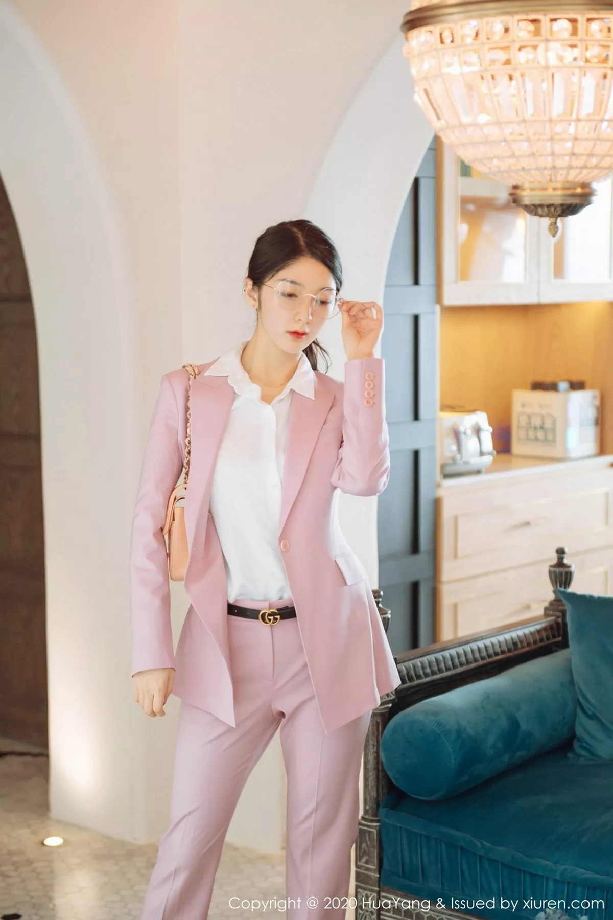 秀人集.com_[HuaYang花漾]Vol.255_女神Angela小热巴云南旅拍白色蕾丝内衣配开档黑丝诱惑写真60P