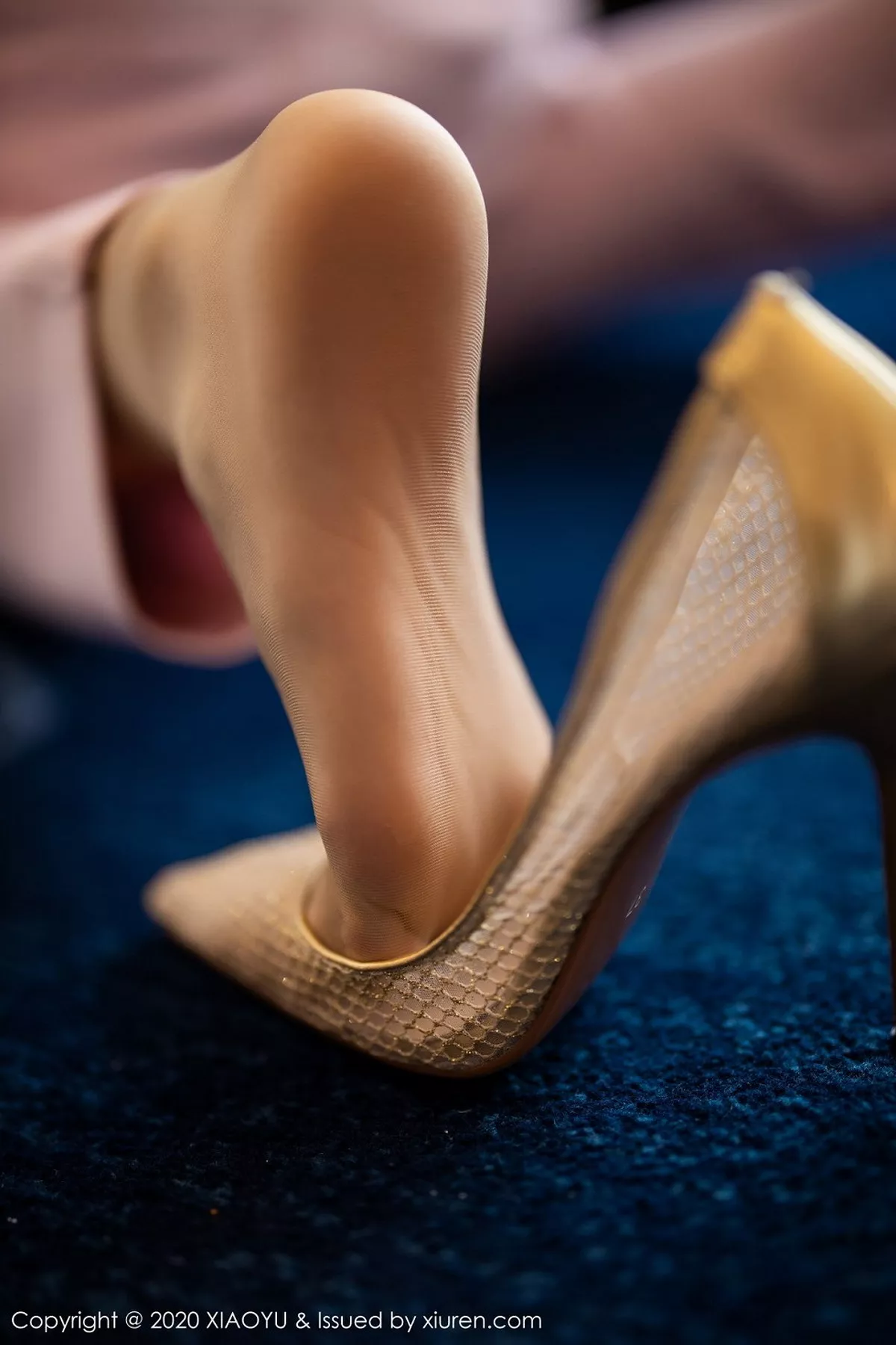 秀人集.com_[XiaoYu画语界]Vol.327_女神黄乐然私房粉色西装半脱露蕾丝吊袜秀美腿性感写真116P