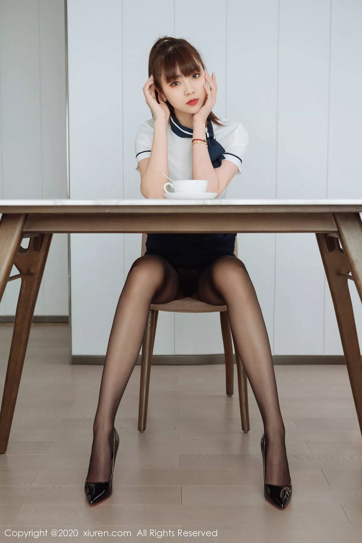 秀人集.com_[XiuRen秀人网]No.2261_嫩模可乐Vicky私房制服短裙下性感黑丝裤袜秀翘臀美腿诱惑写真55P