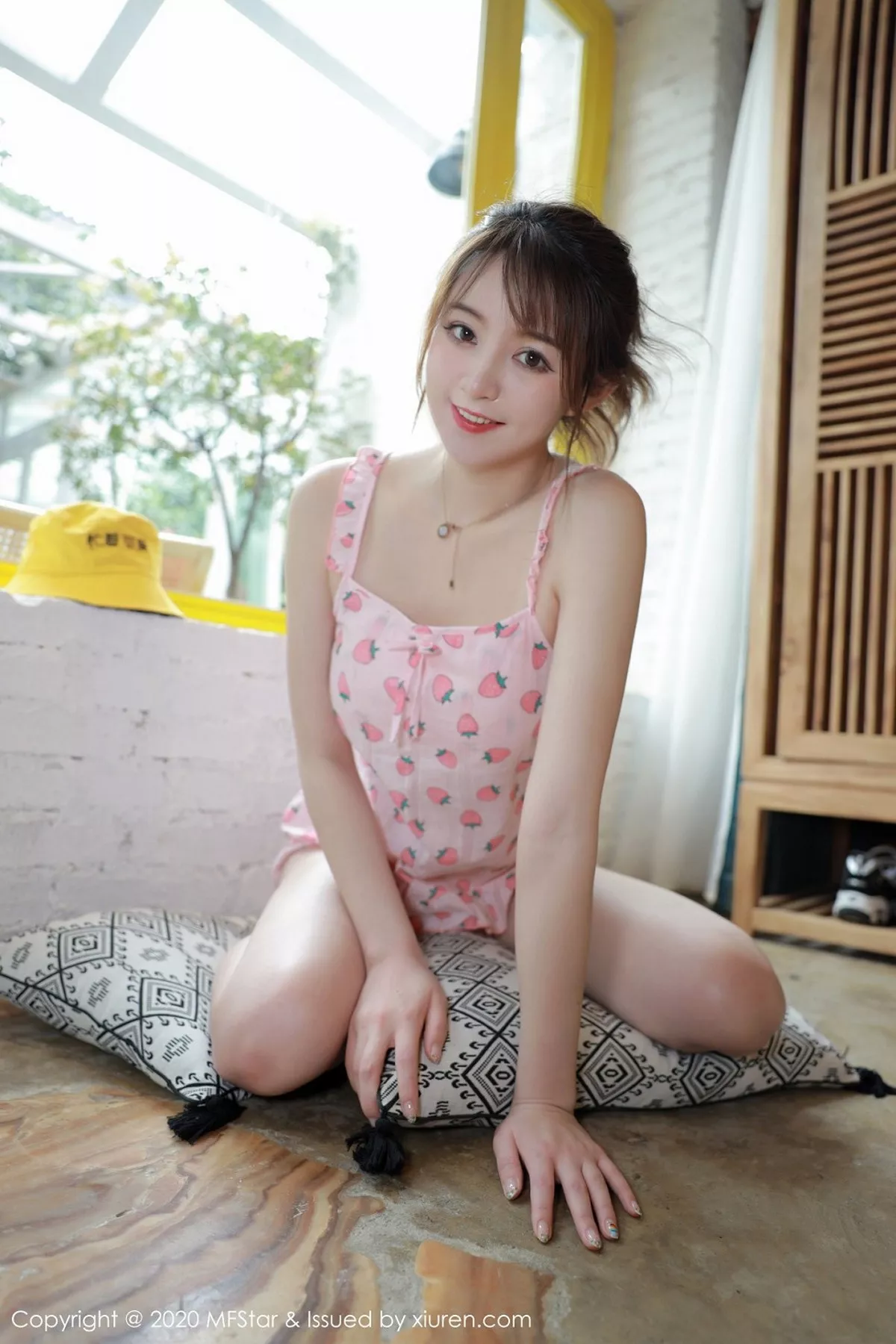 秀人集.com_[MFStar模范学院]Vol.349_嫩模yoo优优大理旅拍私房粉色草莓睡衣妩媚动人写真50P