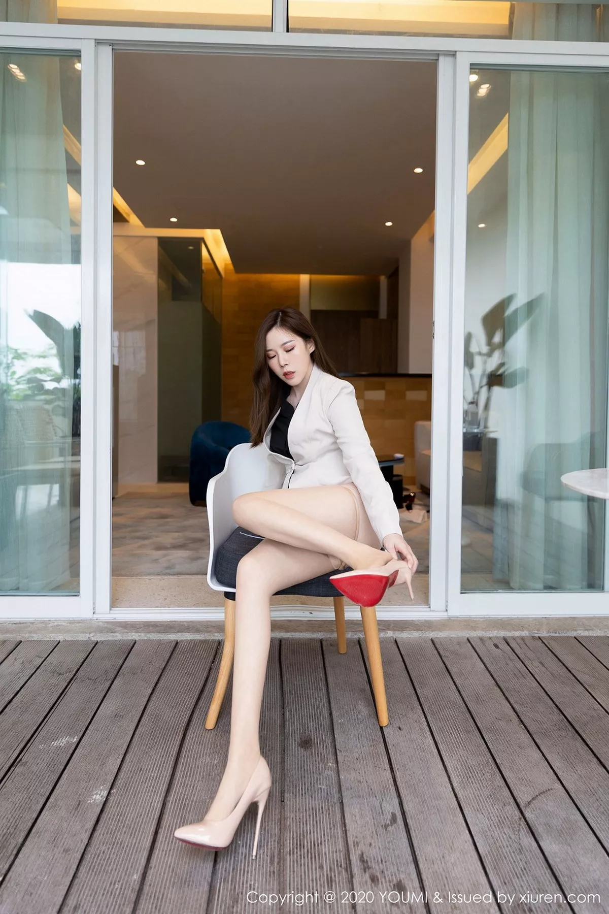 秀人集.com_[YouMi尤蜜荟]Vol.473_嫩模白茹雪Abby职场白西装黑衬衫半脱露肉丝裤袜诱惑写真52P