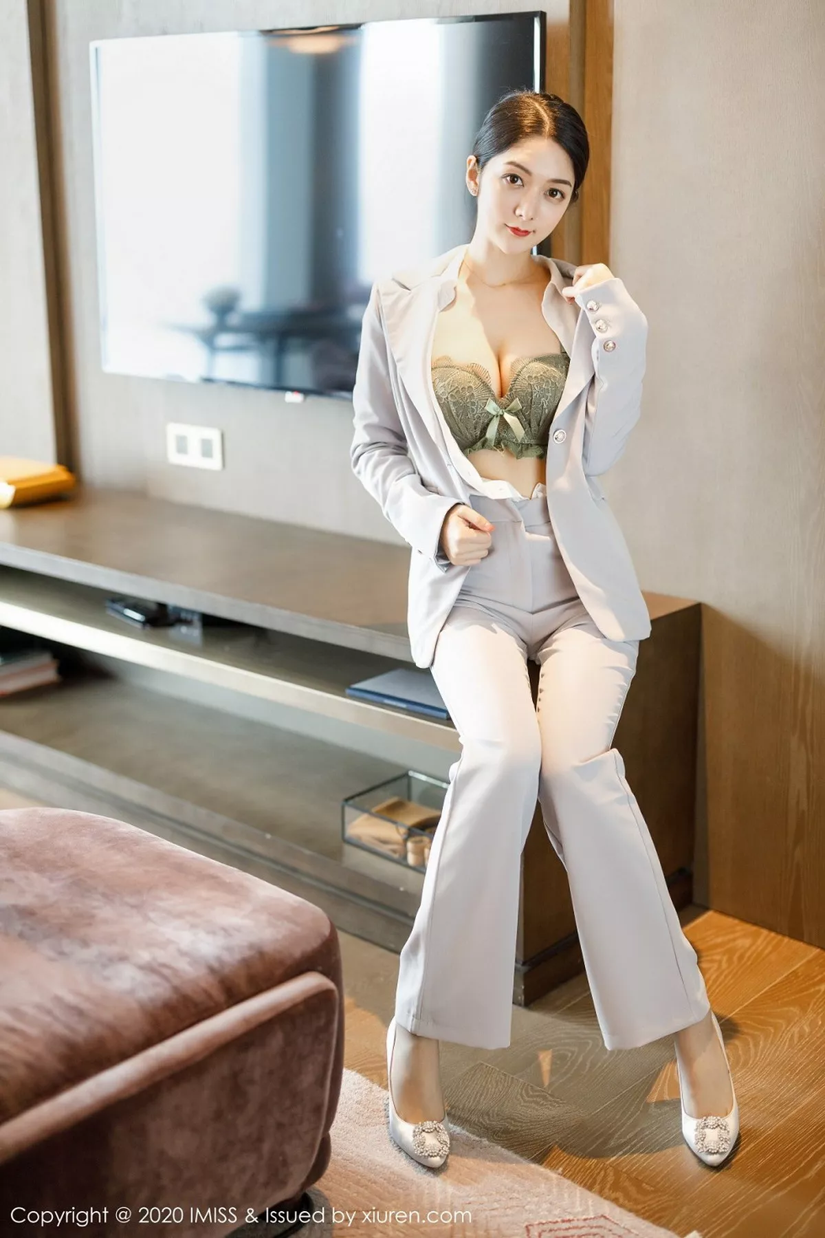 秀人集.com_[IMISS爱蜜社]Vol.483_女神@Angela小热巴飒爽干练西装半脱露性感内衣诱惑写真58P