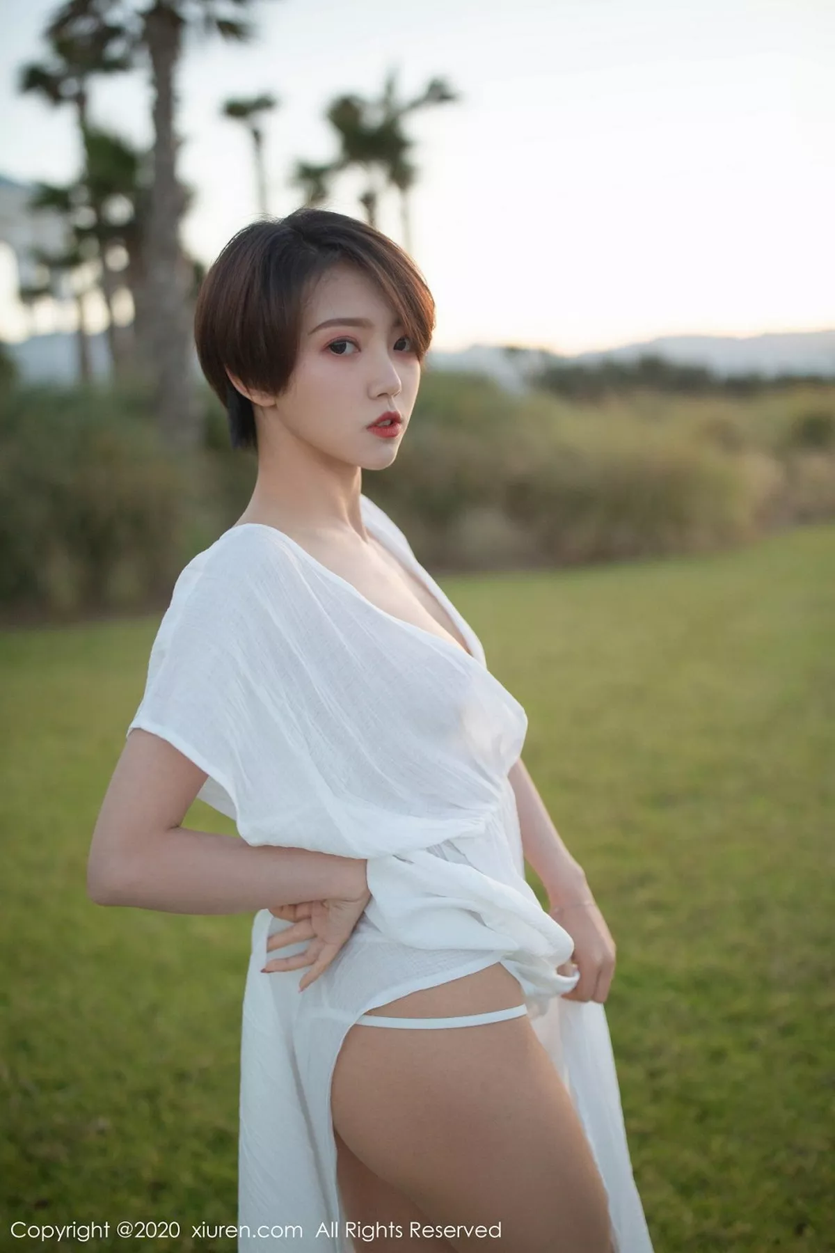 秀人集.com_[XiuRen秀人网]No.2405_嫩模冯木木LRIS户外白色睡衣+私房白色蕾丝内衣惹火诱惑写真82P