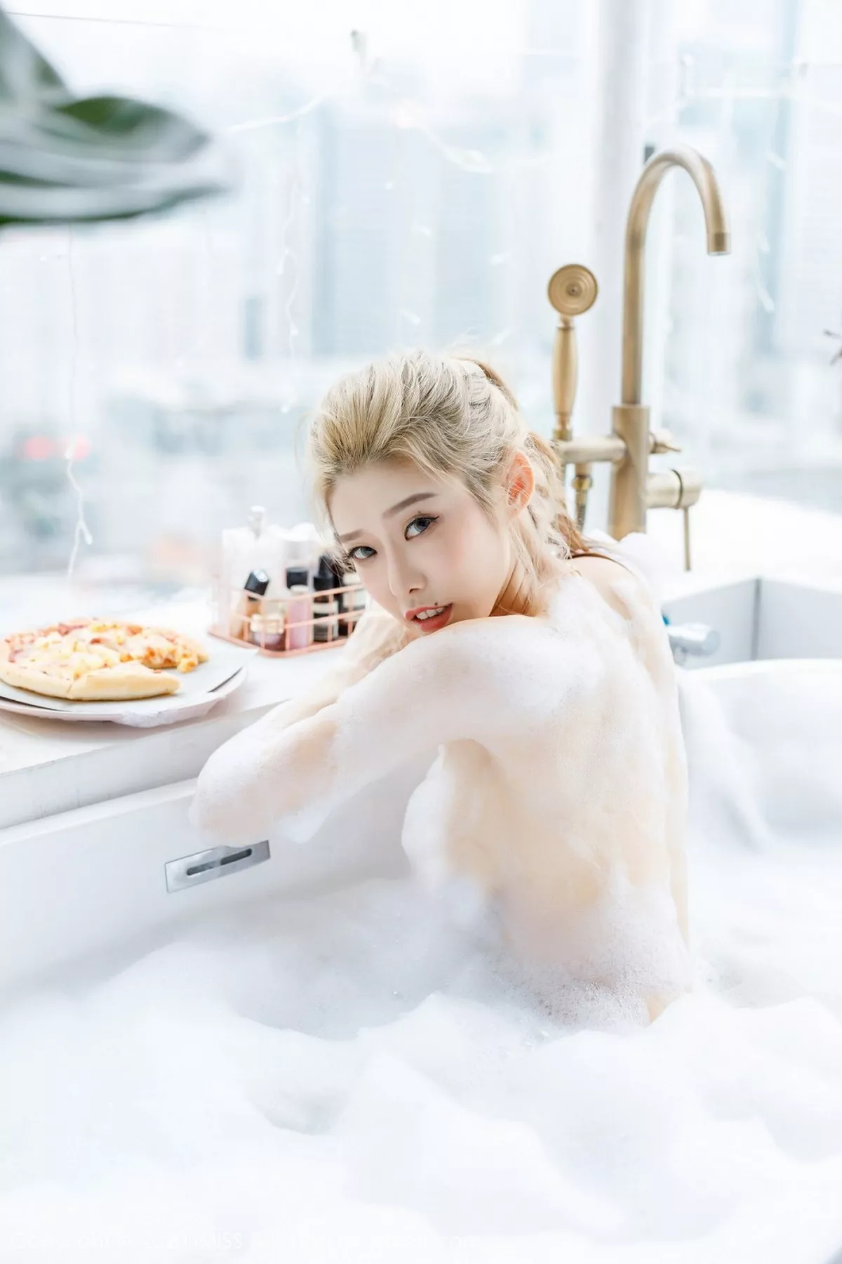 秀人集.com_[IMISS爱蜜社]Vol.490_女神luvian本能浴室大尺度泡泡浴秀火辣身材诱惑写真46P