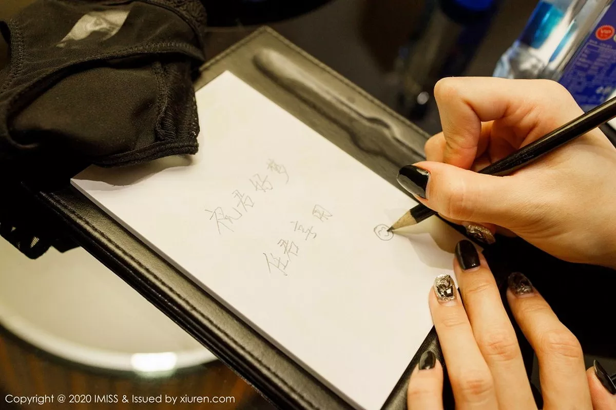 秀人集.com_[IMISS爱蜜社]Vol.491_嫩模杨紫嫣Cynthia酒店管家主题私房脱肉丝裤袜诱惑写真71P