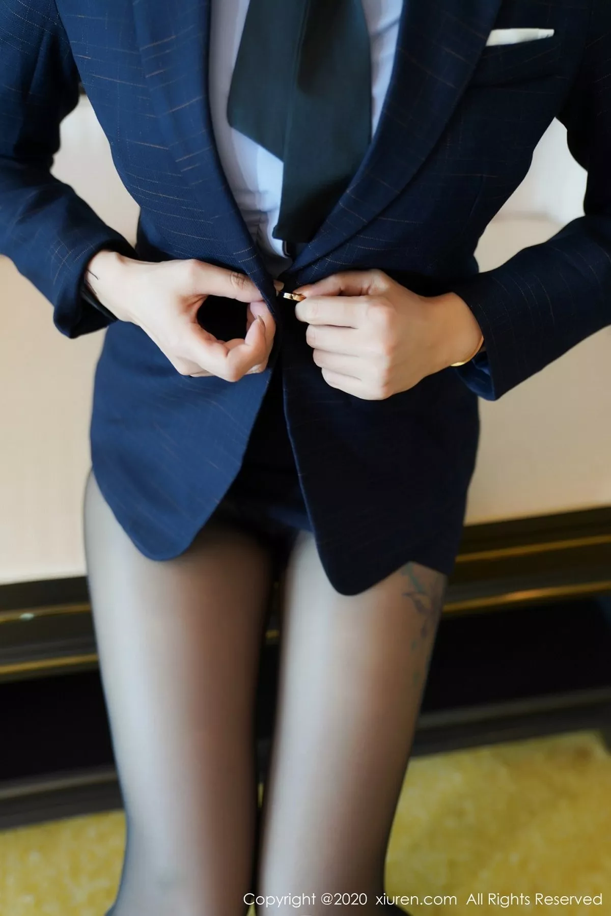 秀人集.com_[XiuRen秀人网]No.2354_御姐果儿Victoria职业装OL主题半脱黑丝裤袜露翘臀诱惑写真80P