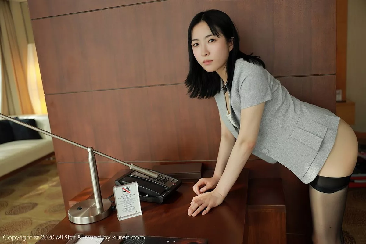 秀人集.com_[MFStar模范学院]Vol.366_嫩模林小艺职场职业OL主题性感黑丝裤袜秀美腿诱惑写真55P