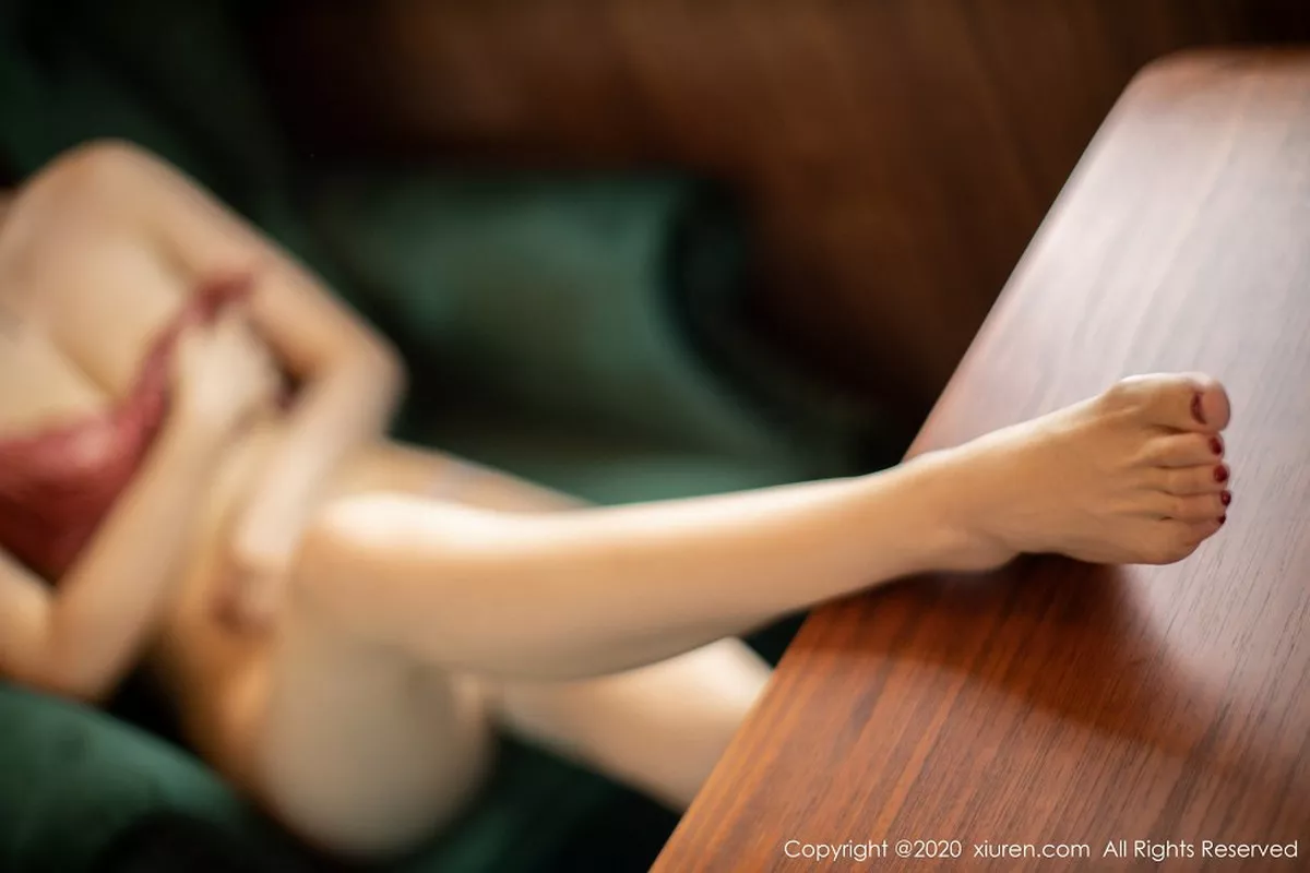 秀人集.com_[XiuRen秀人网]No.2430_嫩模安然Maleah火车上故事主题白色连身裙下超薄肉丝裤袜诱惑写真50P