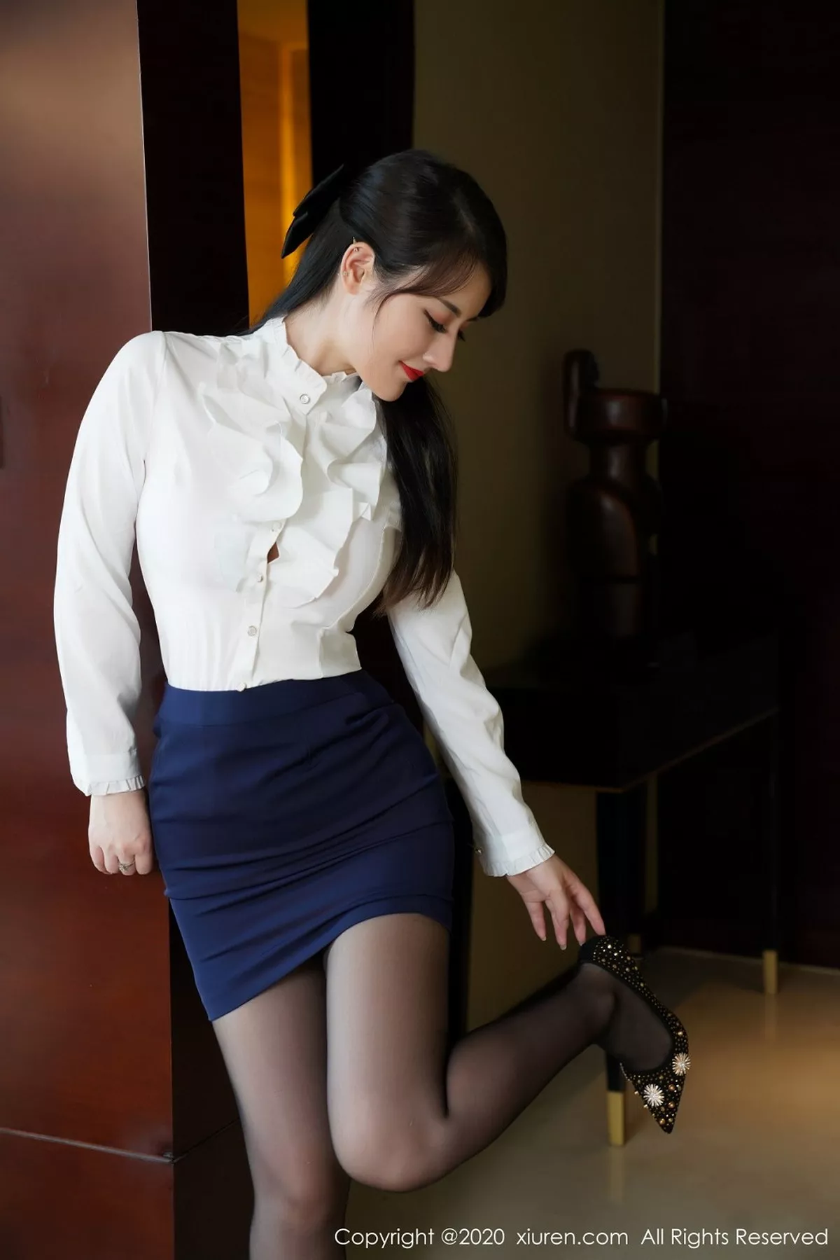 秀人集.com_[XiuRen秀人网]No.2437_嫩模诗诗kiki脱性感白衬衣露粉色内衣黑丝裤袜撩人诱惑写真45P