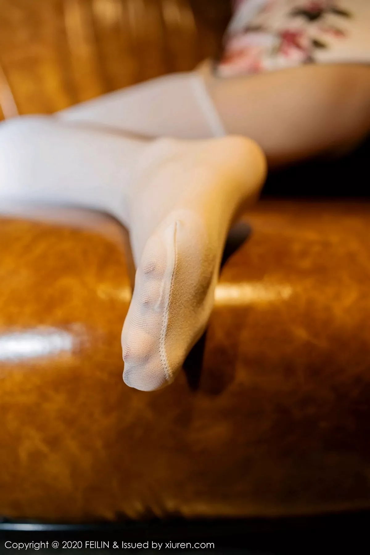 秀人集.com_[FeiLin嗲囡囡]VOL.335_嫩模鱼子酱Fish私房古典旗袍配白丝袜秀完美身材诱惑写真70P