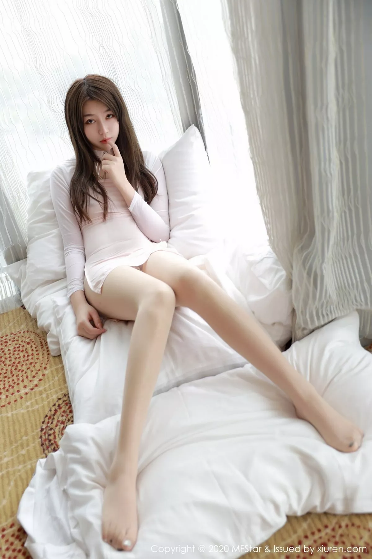 秀人集.com_[MFStar模范学院]Vol.372_嫩模梦梵私房白色连身裙配超薄肉丝裤袜秀美腿诱惑写真40P