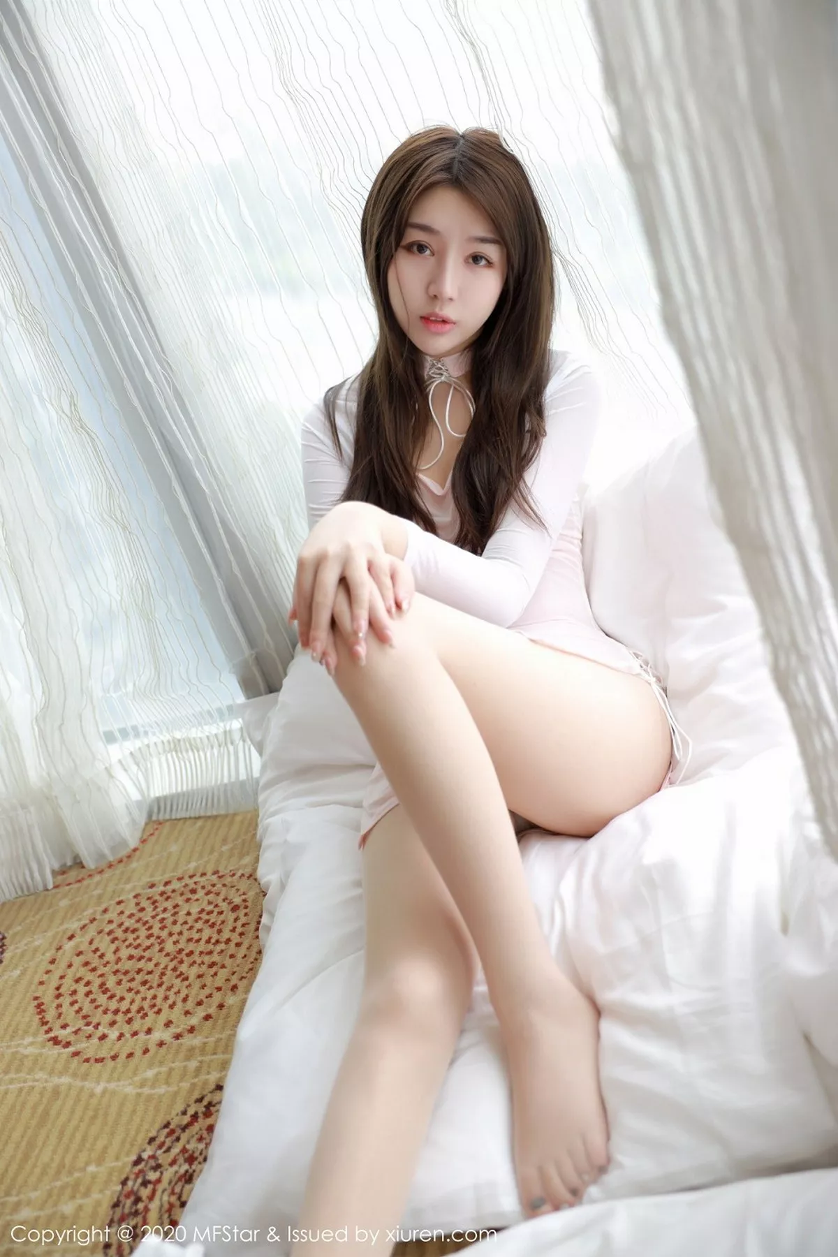 秀人集.com_[MFStar模范学院]Vol.372_嫩模梦梵私房白色连身裙配超薄肉丝裤袜秀美腿诱惑写真40P