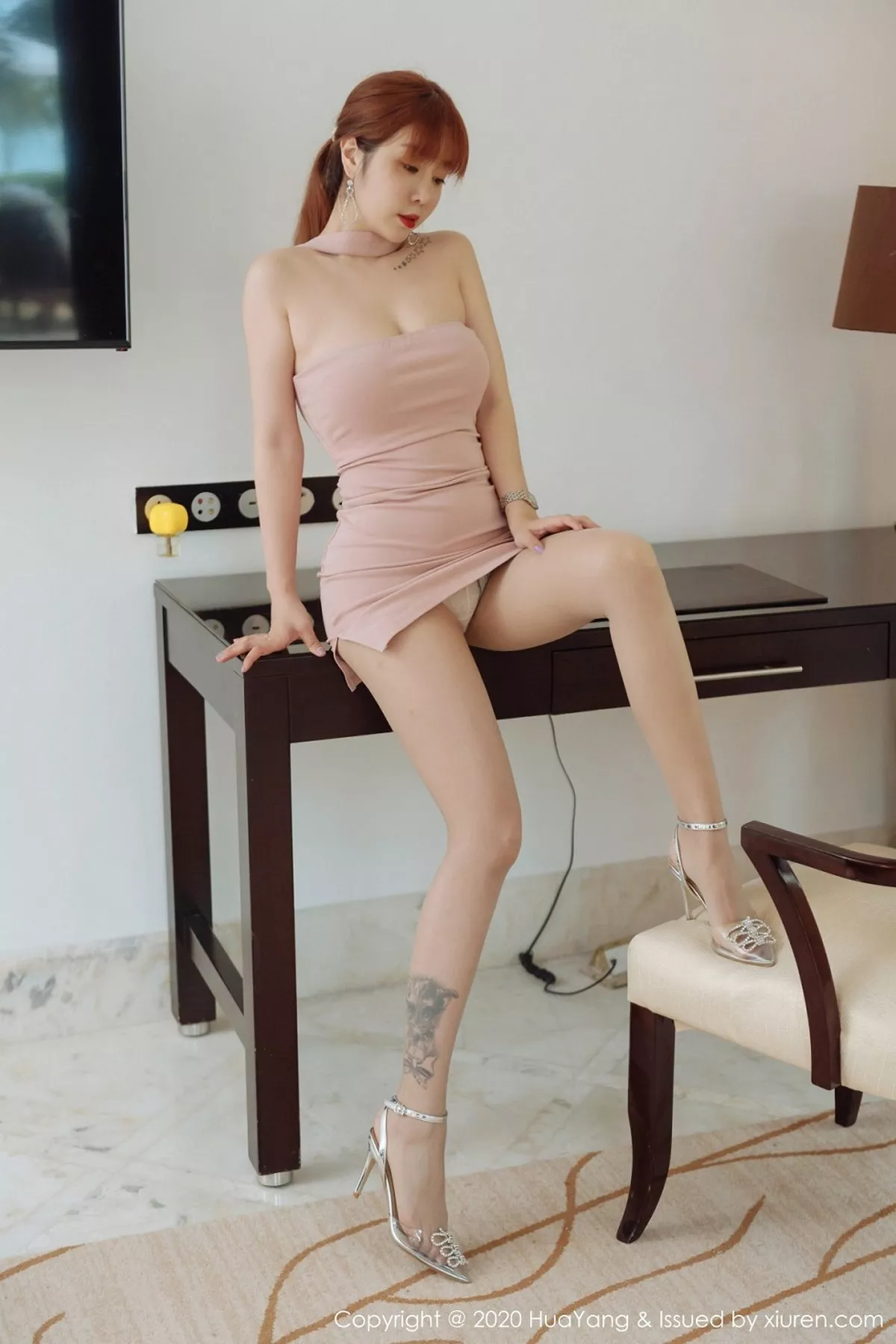 秀人集.com_[HuaYang花漾]Vol.264_女神王雨纯三亚旅拍私房粉色吊裙配肉丝裤袜秀翘臀诱惑写真67P