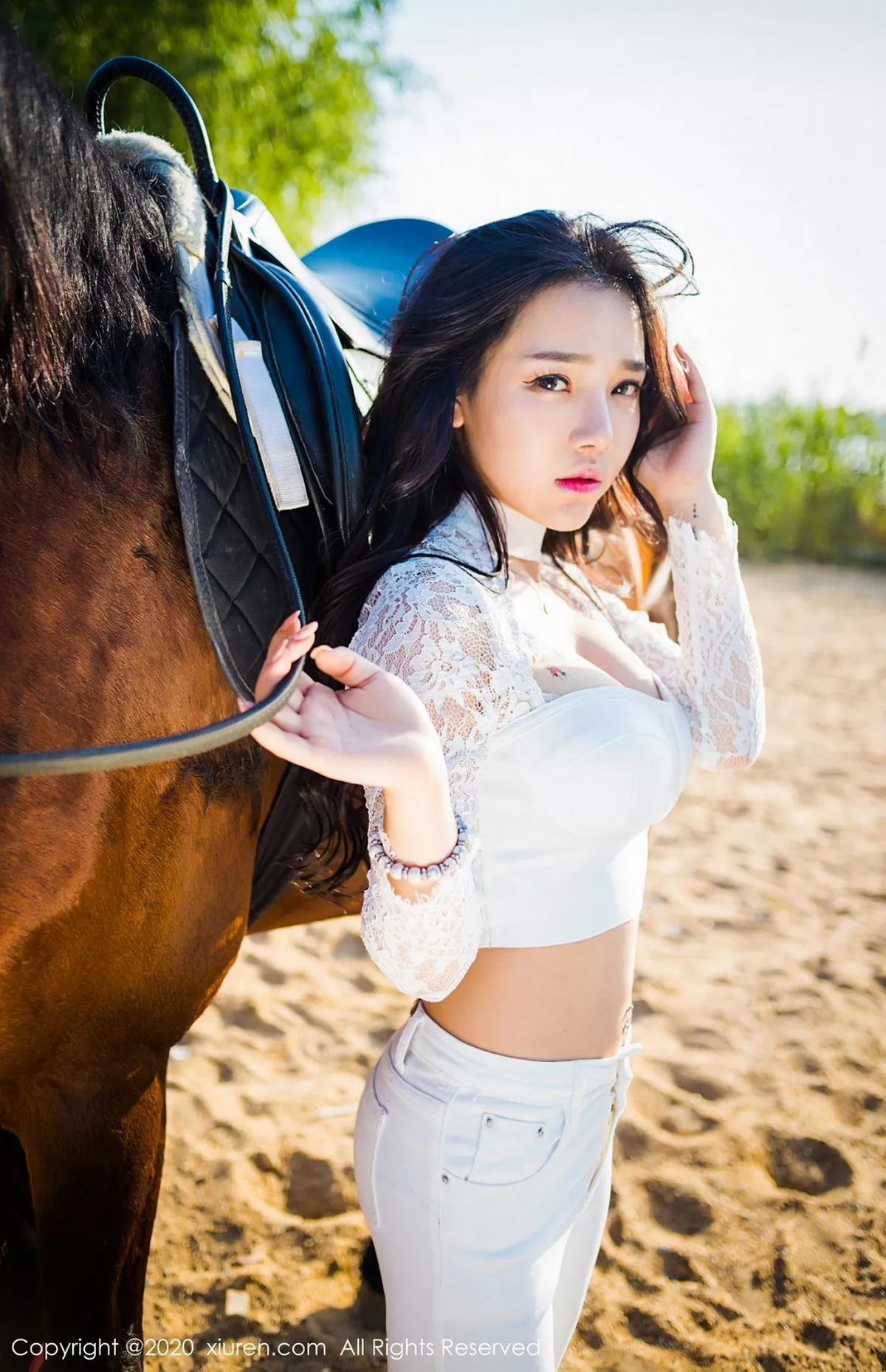 秀人集.com_[XiuRen秀人网]No.2380_嫩模夏雪爱户外JK制服+白色缕空马术服秀完美身材性感写真41P