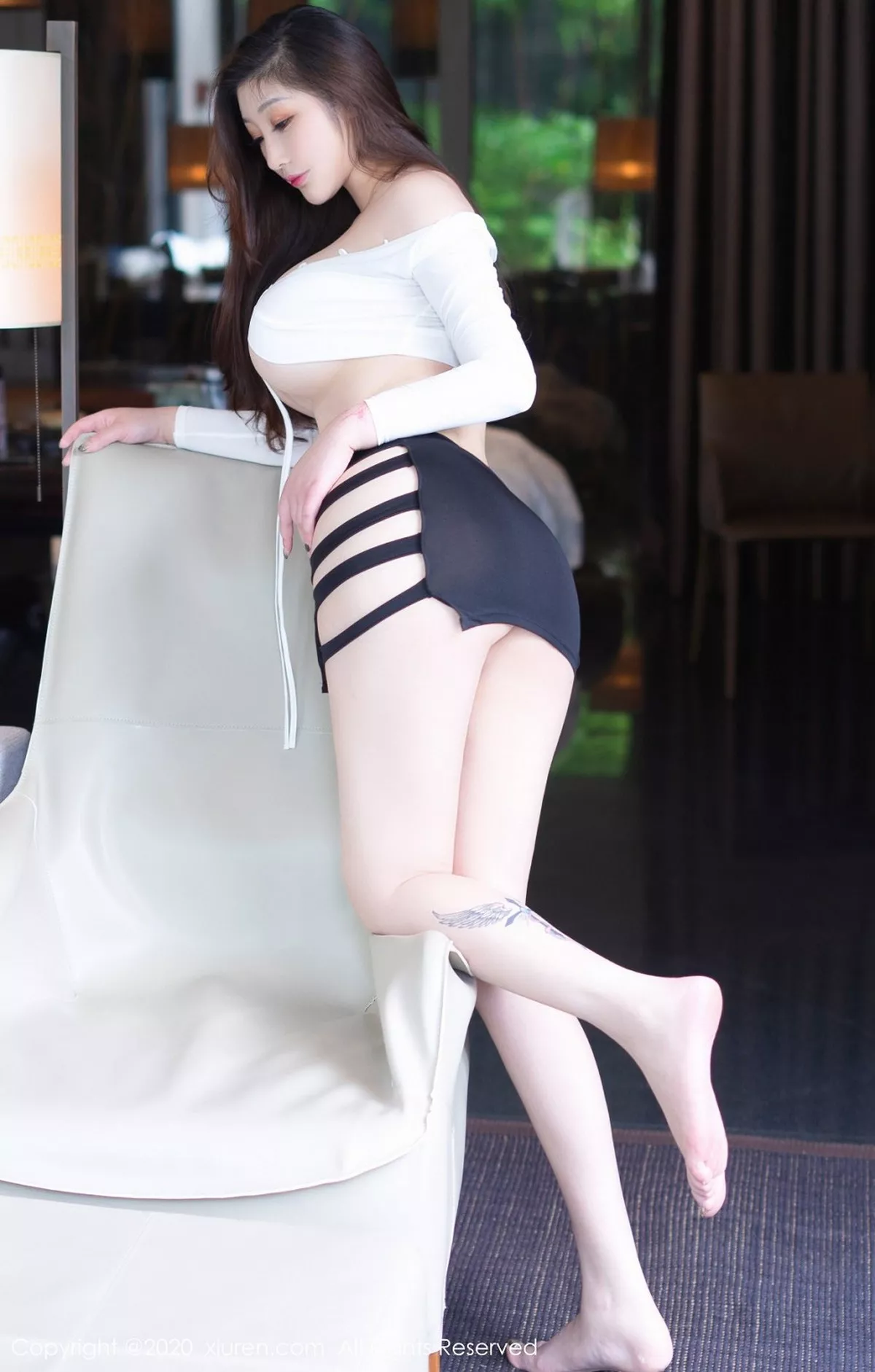 秀人集.com_[XiuRen秀人网]No.2385_女神妲己_Toxic三亚旅拍私房沙发上超短服饰秀丰胸肥臀诱惑写真50P