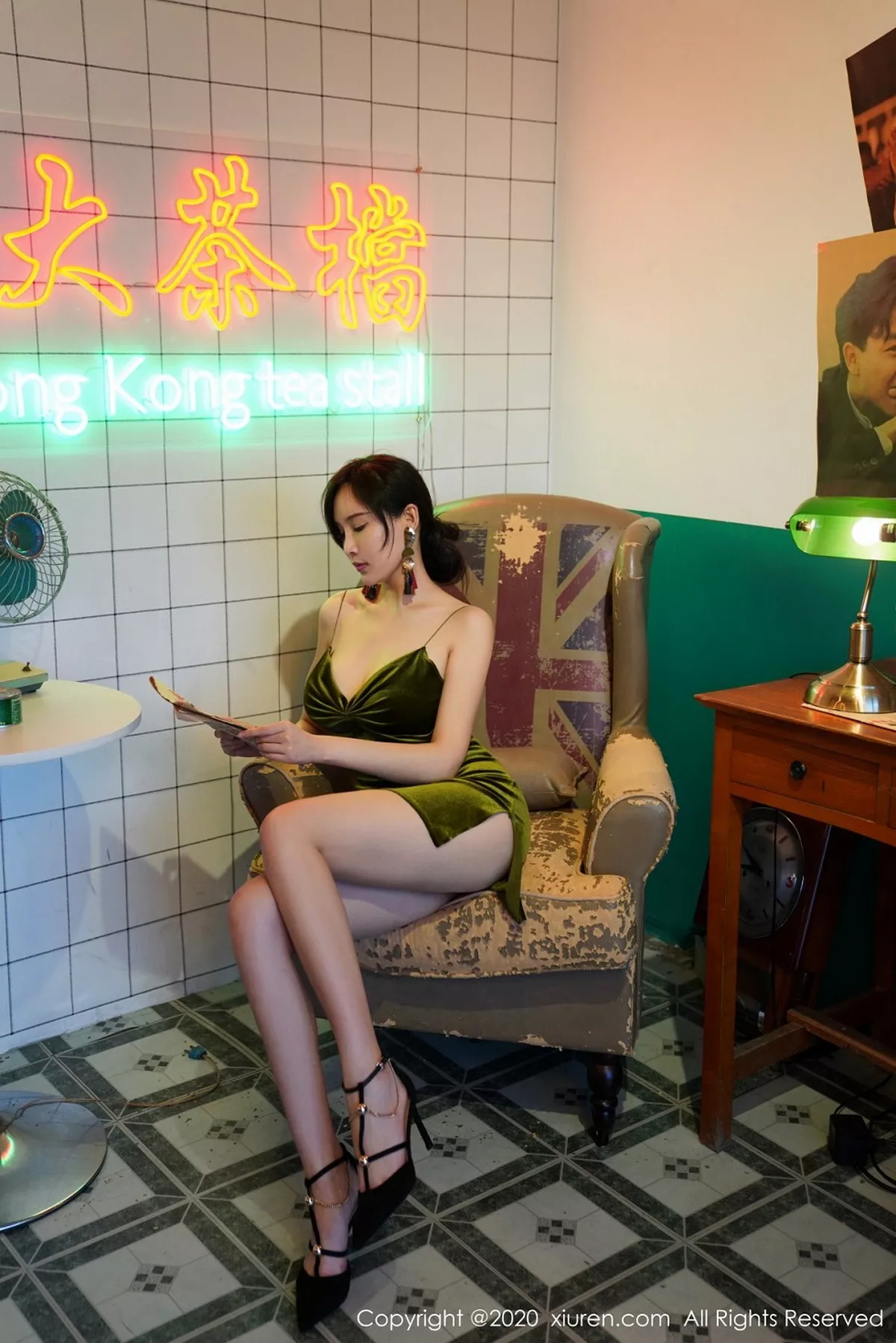 秀人集.com_[XiuRen秀人网]No.2477_女神奶瓶土肥圆港风系列性感低胸吊裙半撩露豪乳翘臀诱惑写真56P