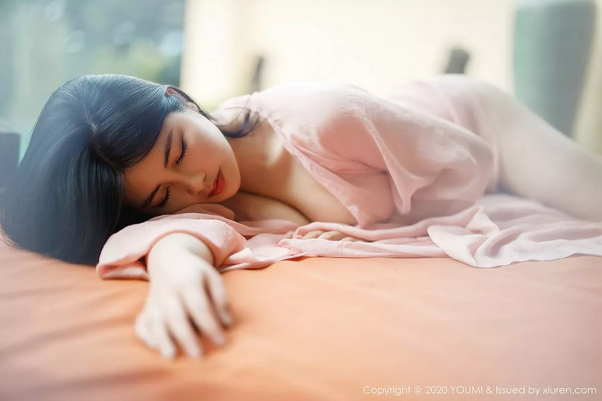 秀人集.com_[YouMi尤蜜荟]Vol.523_女神娜露Selena西双版纳旅拍轻薄粉色长裙秀傲人豪乳诱惑写真89P