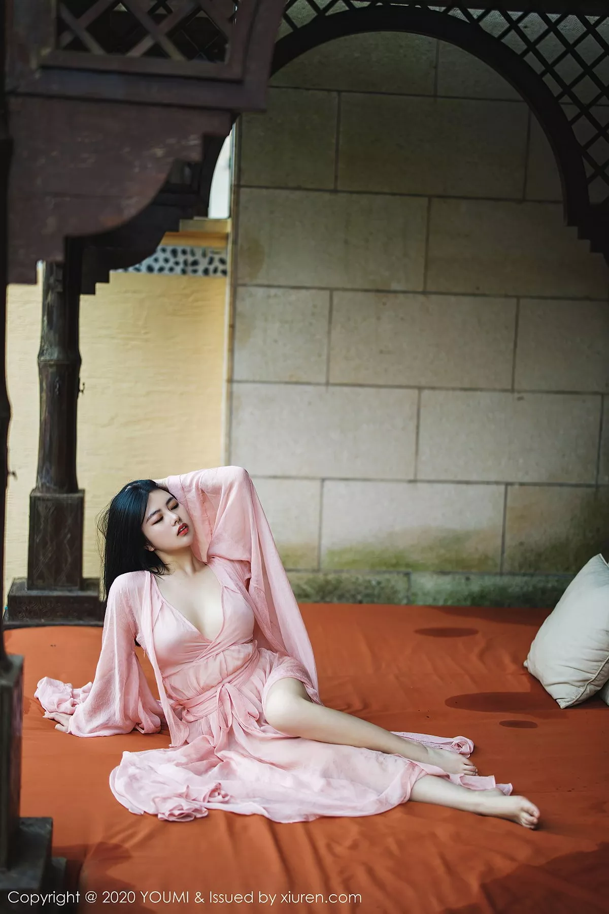 秀人集.com_[YouMi尤蜜荟]Vol.523_女神娜露Selena西双版纳旅拍轻薄粉色长裙秀傲人豪乳诱惑写真89P
