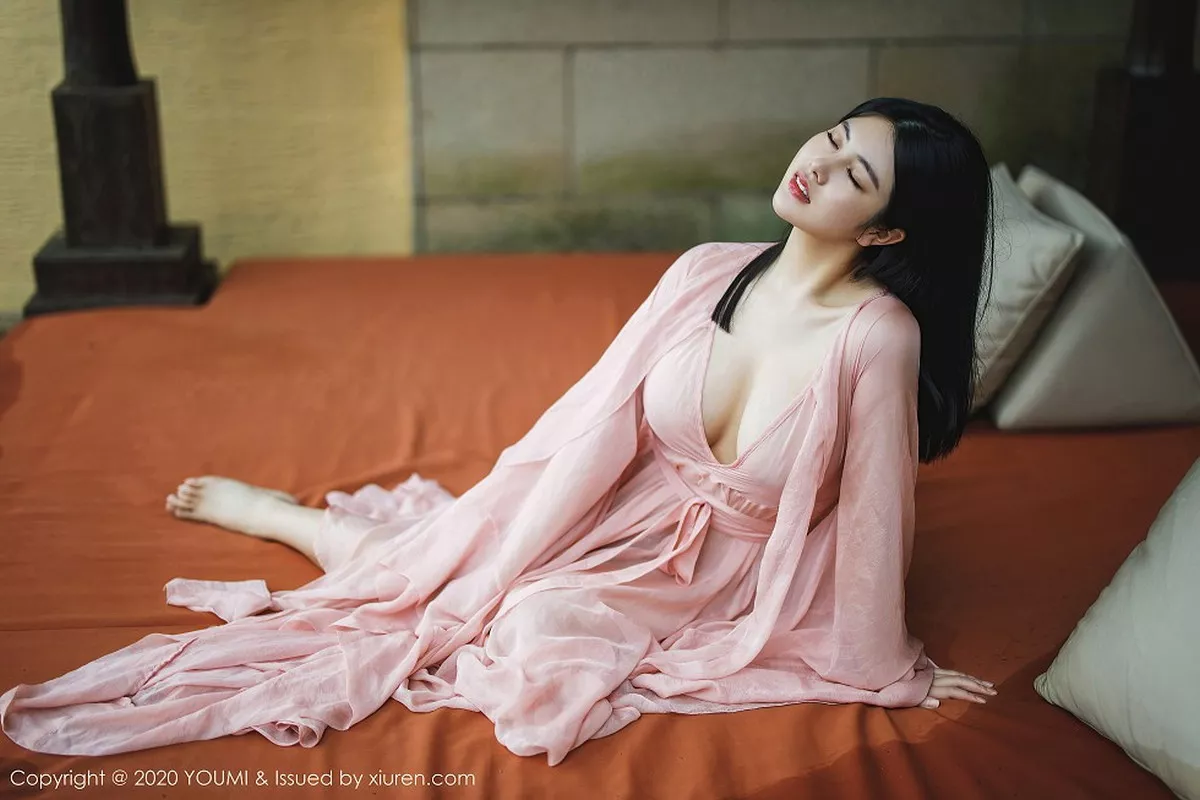 秀人集.com_[YouMi尤蜜荟]Vol.523_女神娜露Selena西双版纳旅拍轻薄粉色长裙秀傲人豪乳诱惑写真89P