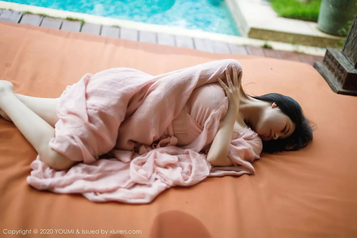 秀人集.com_[YouMi尤蜜荟]Vol.523_女神娜露Selena西双版纳旅拍轻薄粉色长裙秀傲人豪乳诱惑写真89P