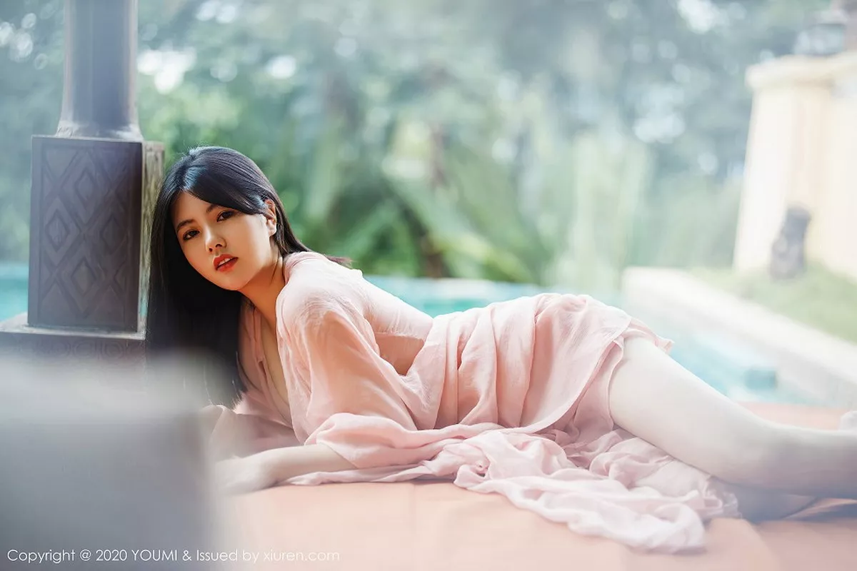 秀人集.com_[YouMi尤蜜荟]Vol.523_女神娜露Selena西双版纳旅拍轻薄粉色长裙秀傲人豪乳诱惑写真89P