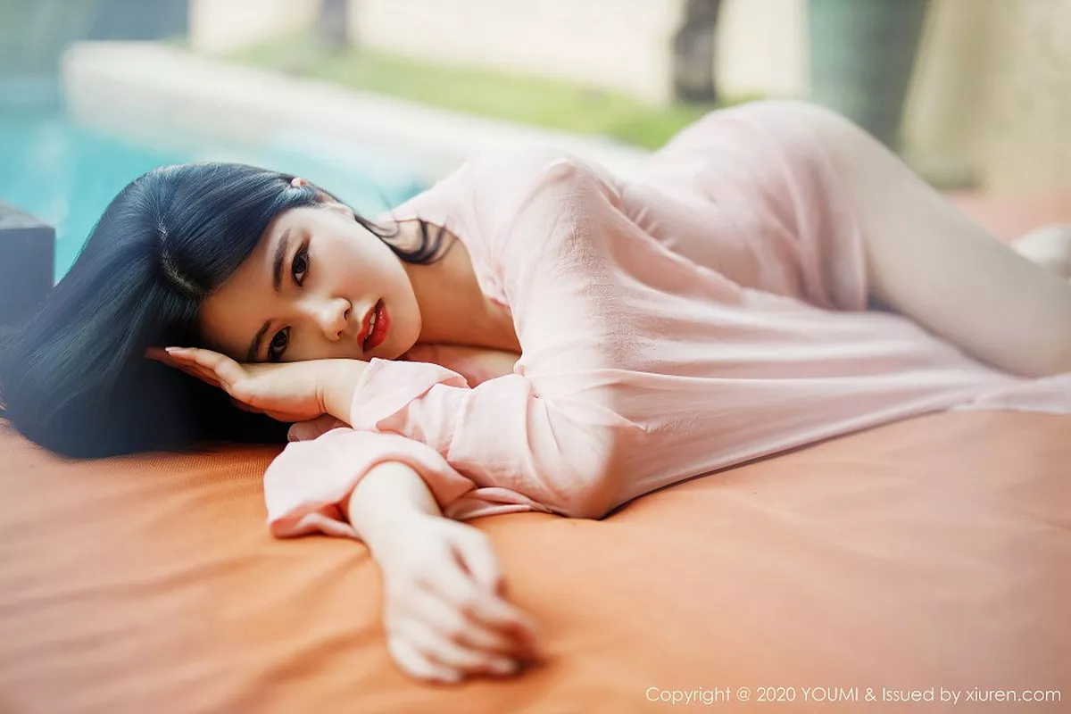 秀人集.com_[YouMi尤蜜荟]Vol.523_女神娜露Selena西双版纳旅拍轻薄粉色长裙秀傲人豪乳诱惑写真89P