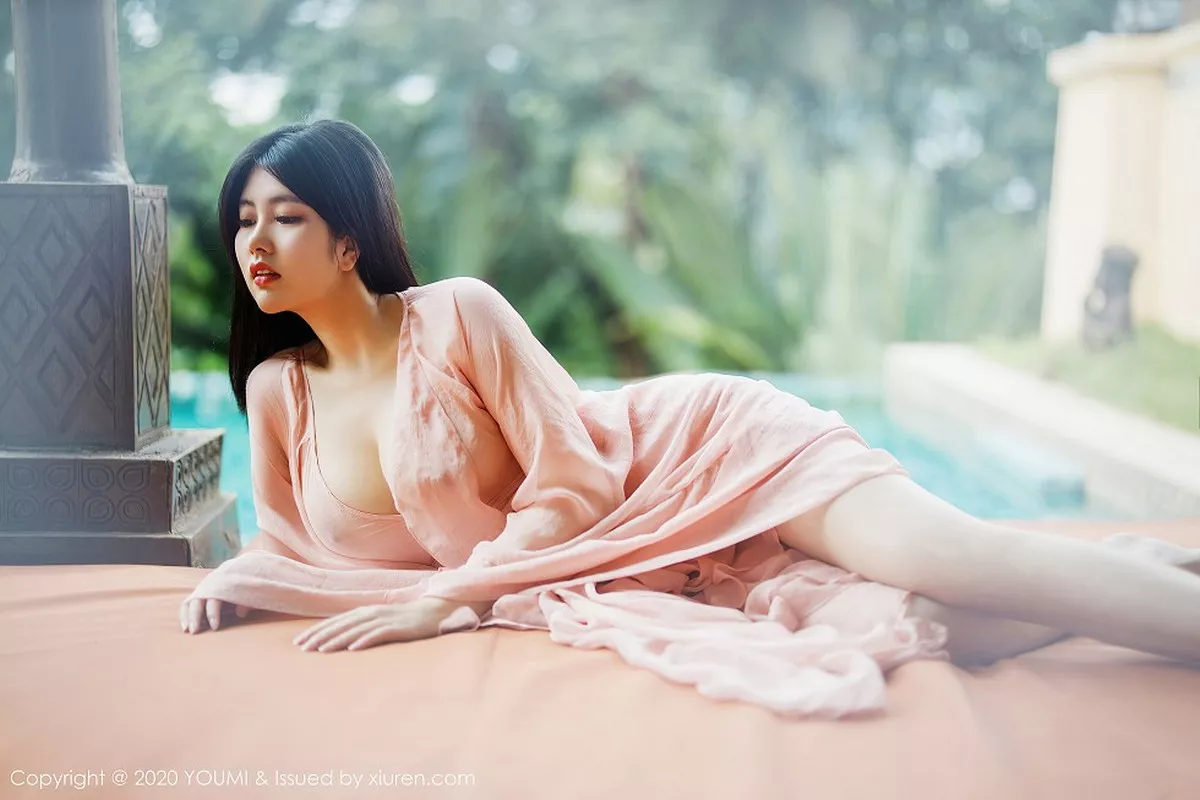 秀人集.com_[YouMi尤蜜荟]Vol.523_女神娜露Selena西双版纳旅拍轻薄粉色长裙秀傲人豪乳诱惑写真89P