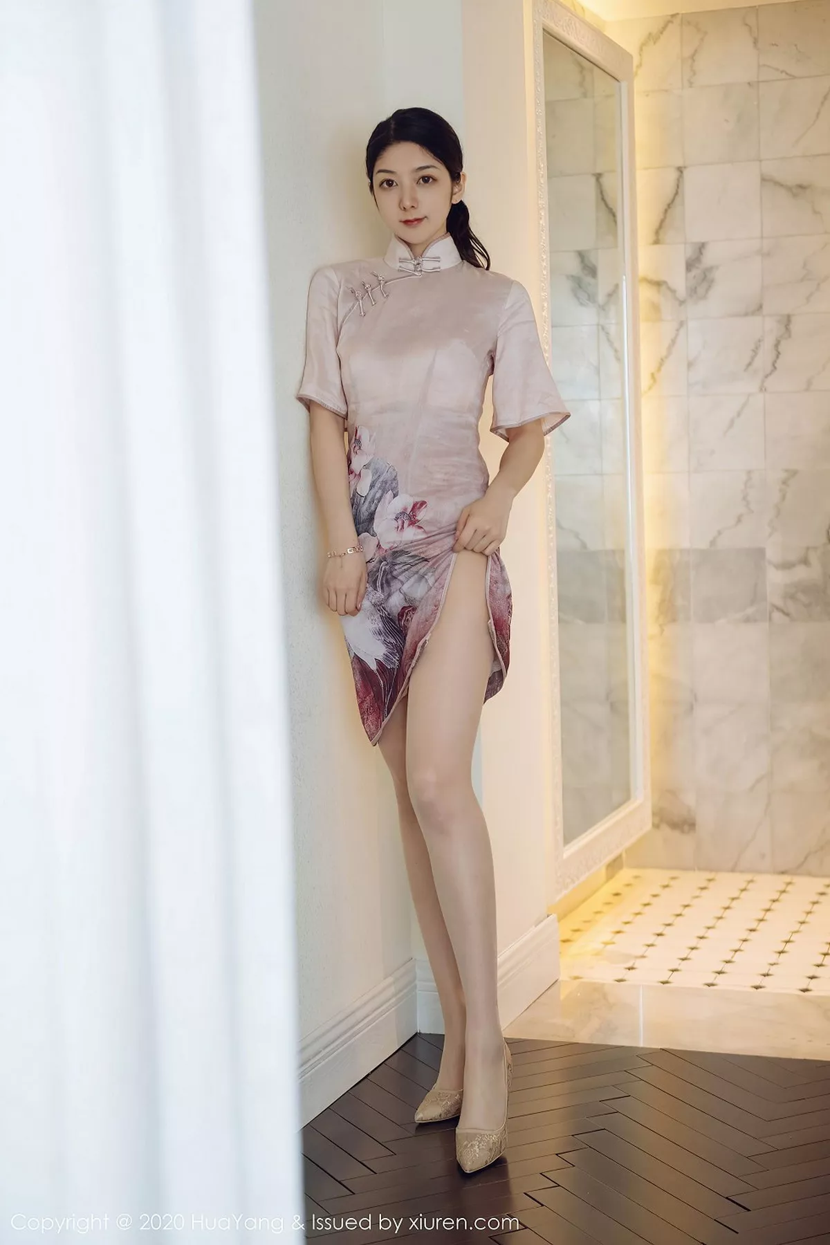 秀人集.com_[HuaYang花漾]Vol.285_女神Angela小热巴云南旅拍典雅吊裙+古韵旗袍完美诱惑写真60P