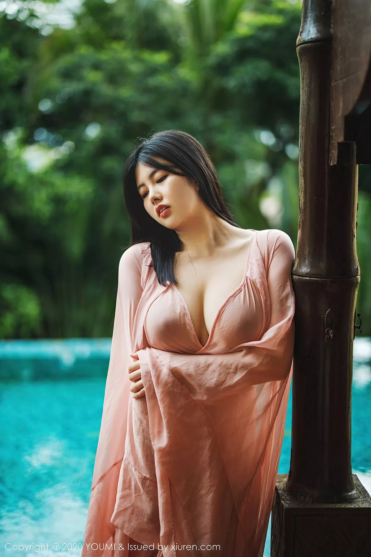 秀人集.com_[YouMi尤蜜荟]Vol.523_女神娜露Selena西双版纳旅拍轻薄粉色长裙秀傲人豪乳诱惑写真89P