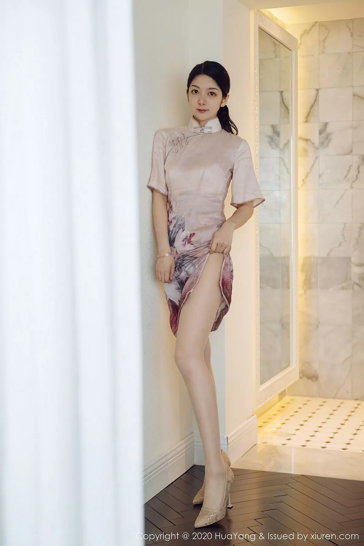 秀人集.com_[HuaYang花漾]Vol.285_女神Angela小热巴云南旅拍典雅吊裙+古韵旗袍完美诱惑写真60P