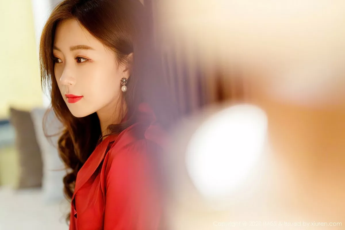 秀人集.com_[IMISS爱蜜社]Vol.502_嫩模杨紫嫣Cynthia心愿旅拍红色典雅礼裙配黑丝裤袜诱惑写真55P