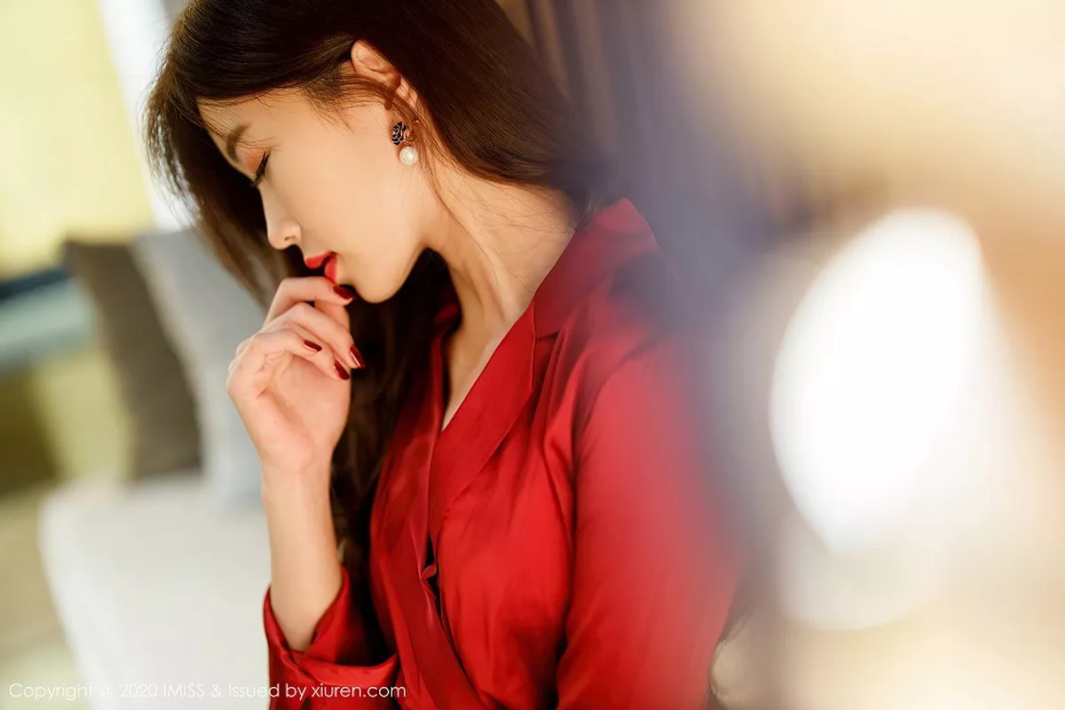 秀人集.com_[IMISS爱蜜社]Vol.502_嫩模杨紫嫣Cynthia心愿旅拍红色典雅礼裙配黑丝裤袜诱惑写真55P