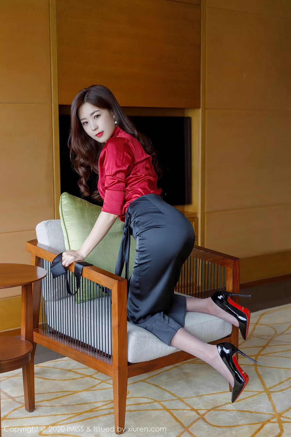 秀人集.com_[IMISS爱蜜社]Vol.502_嫩模杨紫嫣Cynthia心愿旅拍红色典雅礼裙配黑丝裤袜诱惑写真55P