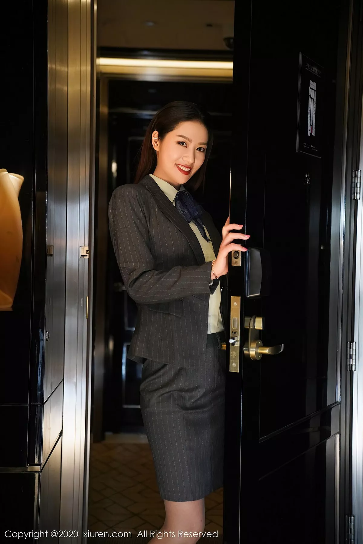 秀人集.com_[XiuRen秀人网]No.2579_嫩模方子萱职场秘书OL制服主题半脱露性感内衣肉丝裤袜诱惑写真96P