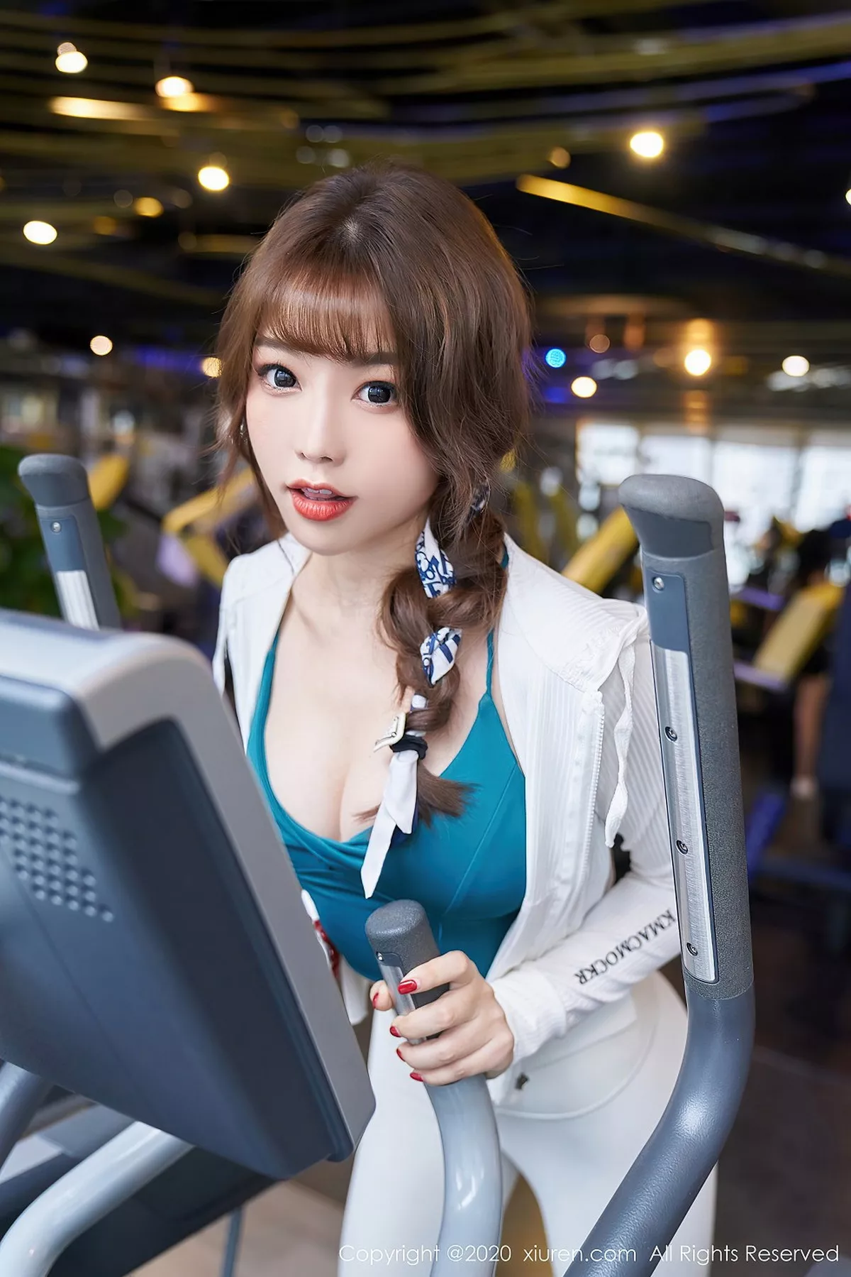 秀人集.com_[XiuRen秀人网]No.2589_女神芝芝Booty健身房主题白色紧身裤半脱露翘臀极致诱惑写真78P