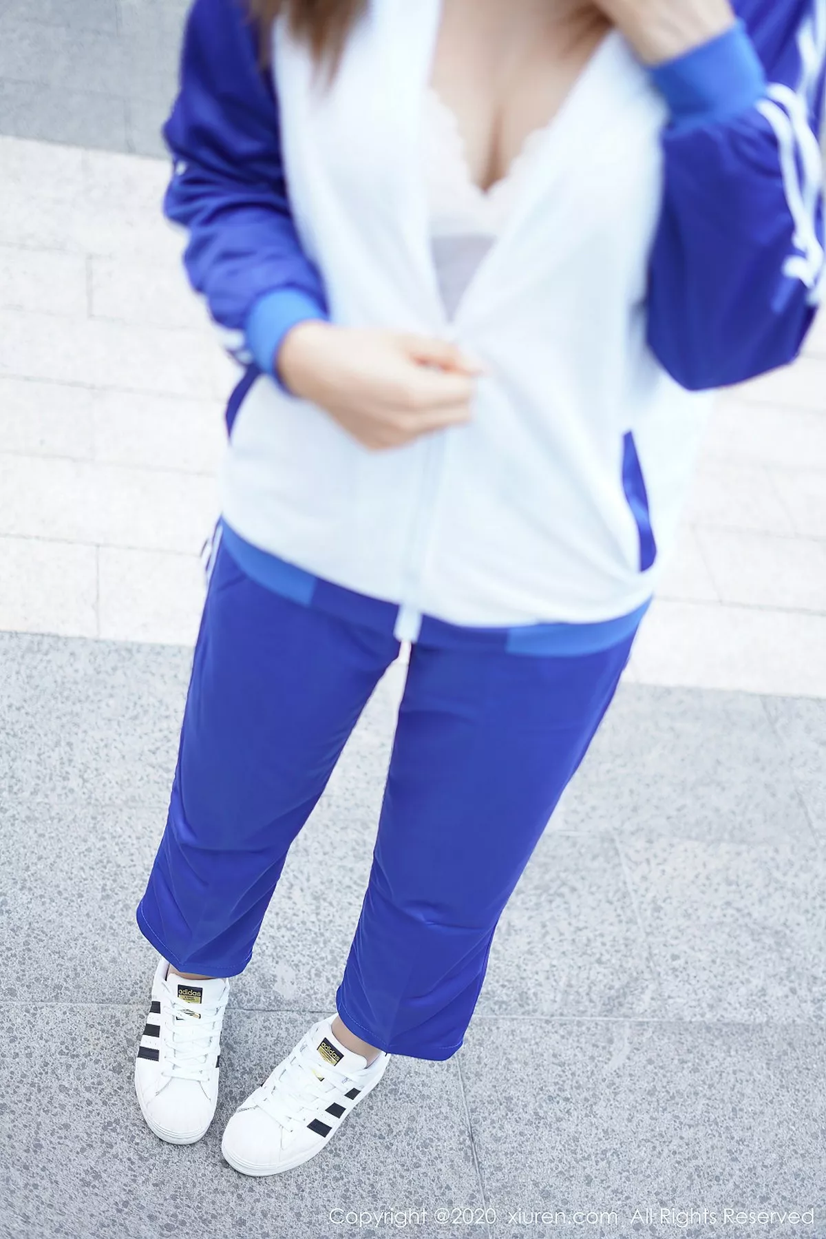 秀人集.com_[XiuRen秀人网]No.2586_嫩模柴婉艺Averie清纯校服主题蓝白运动校服半脱撩人诱惑写真48P