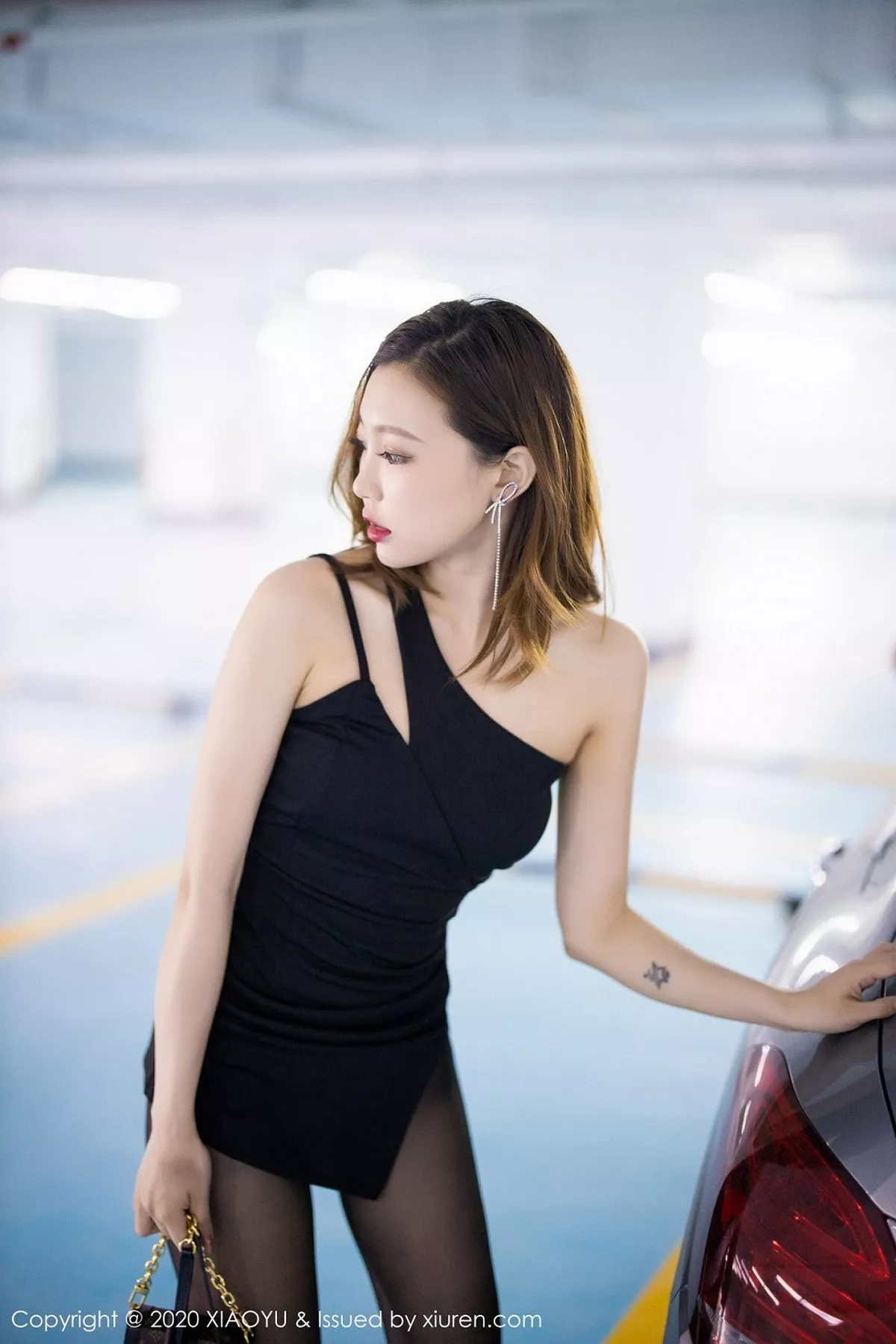 秀人集.com_[XiaoYu画语界]Vol.356_女神冯木木LRIS绚丽光影时尚车拍主题无内黑丝裤袜诱惑写真110P