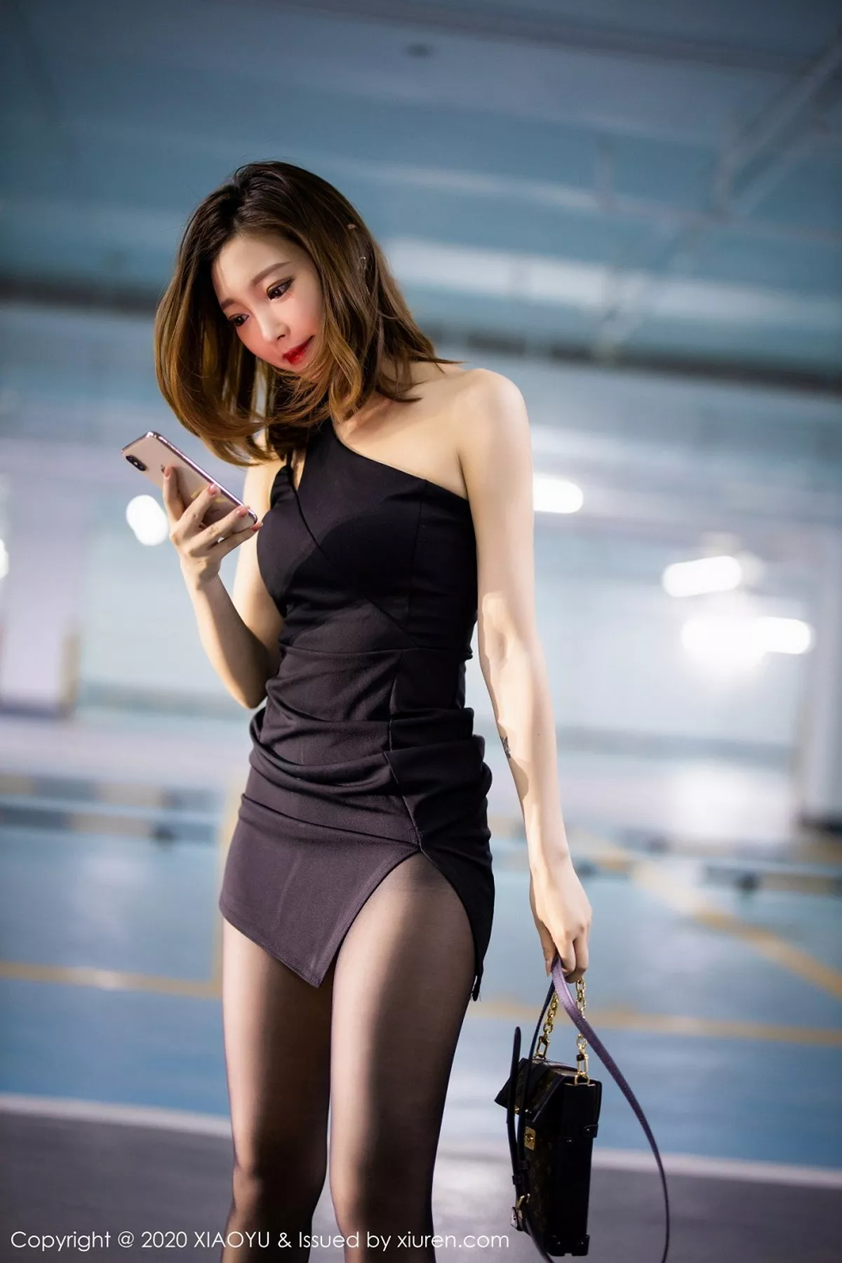 秀人集.com_[XiaoYu画语界]Vol.356_女神冯木木LRIS绚丽光影时尚车拍主题无内黑丝裤袜诱惑写真110P