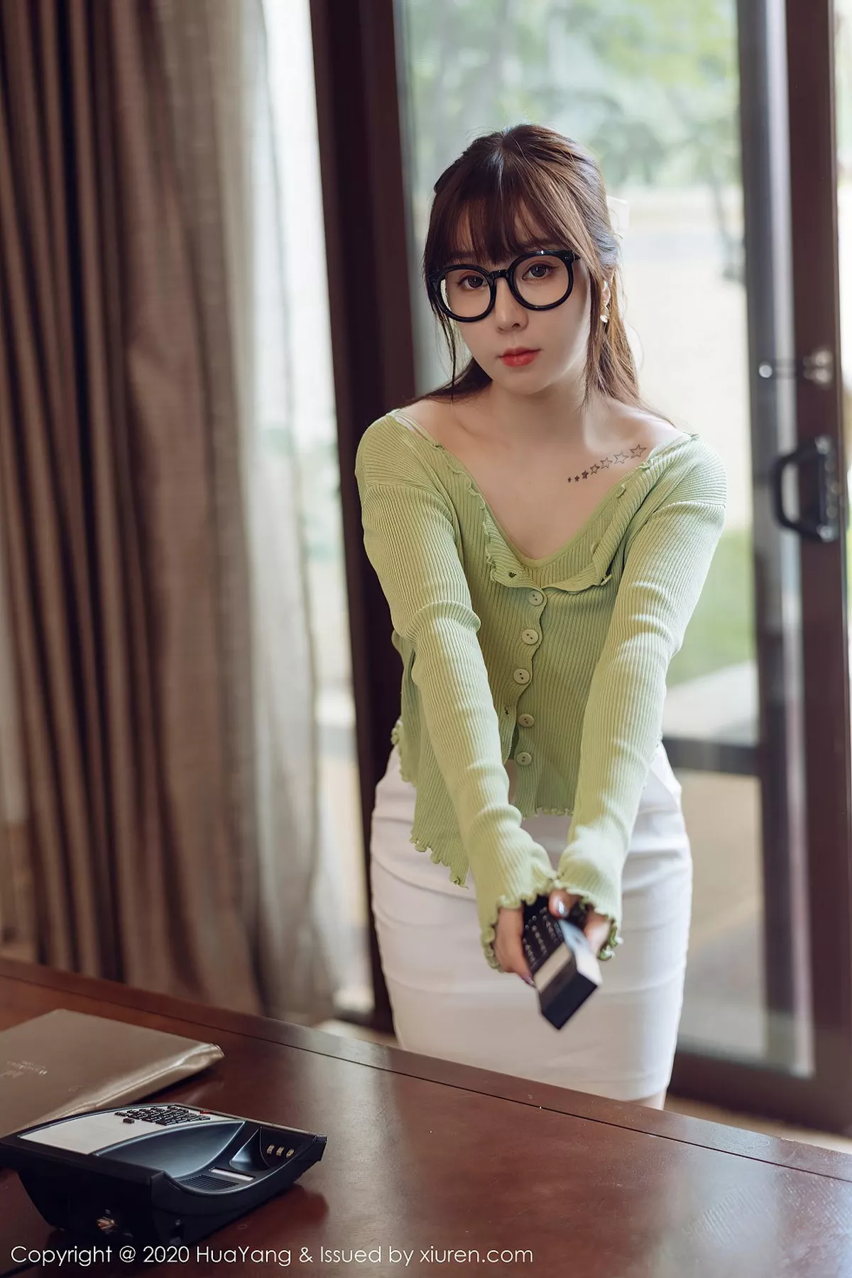 秀人集.com_[HuaYang花漾]Vol.298_女神王雨纯西双版纳旅拍性感职场制服系列完美诱惑写真80P