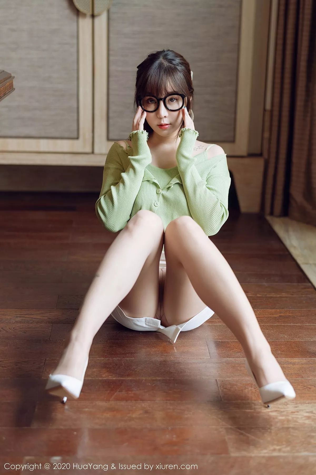 秀人集.com_[HuaYang花漾]Vol.298_女神王雨纯西双版纳旅拍性感职场制服系列完美诱惑写真80P