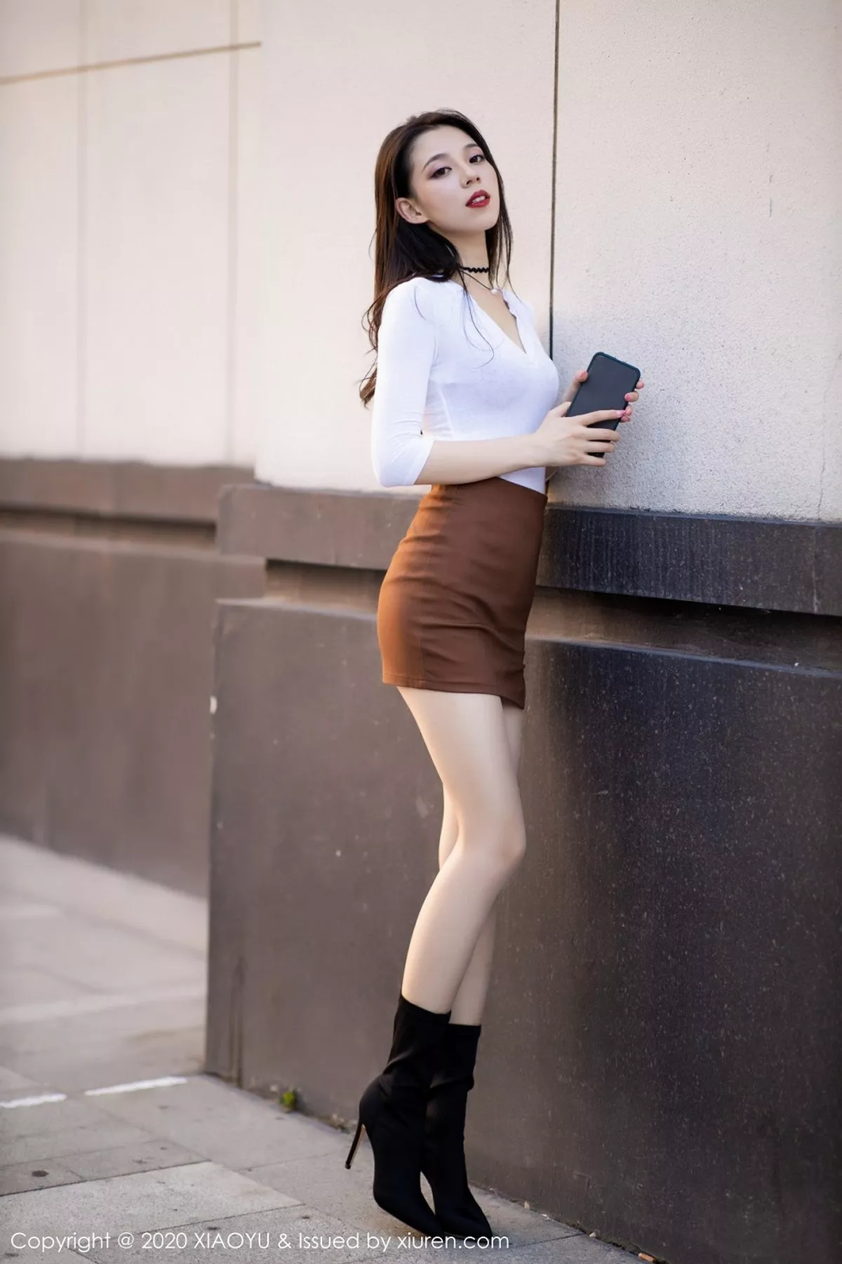 秀人集.com_[XiaoYu画语界]Vol.387_嫩模言沫靓丽户外车拍主题性感红色内衣配肉丝袜诱惑写真105P