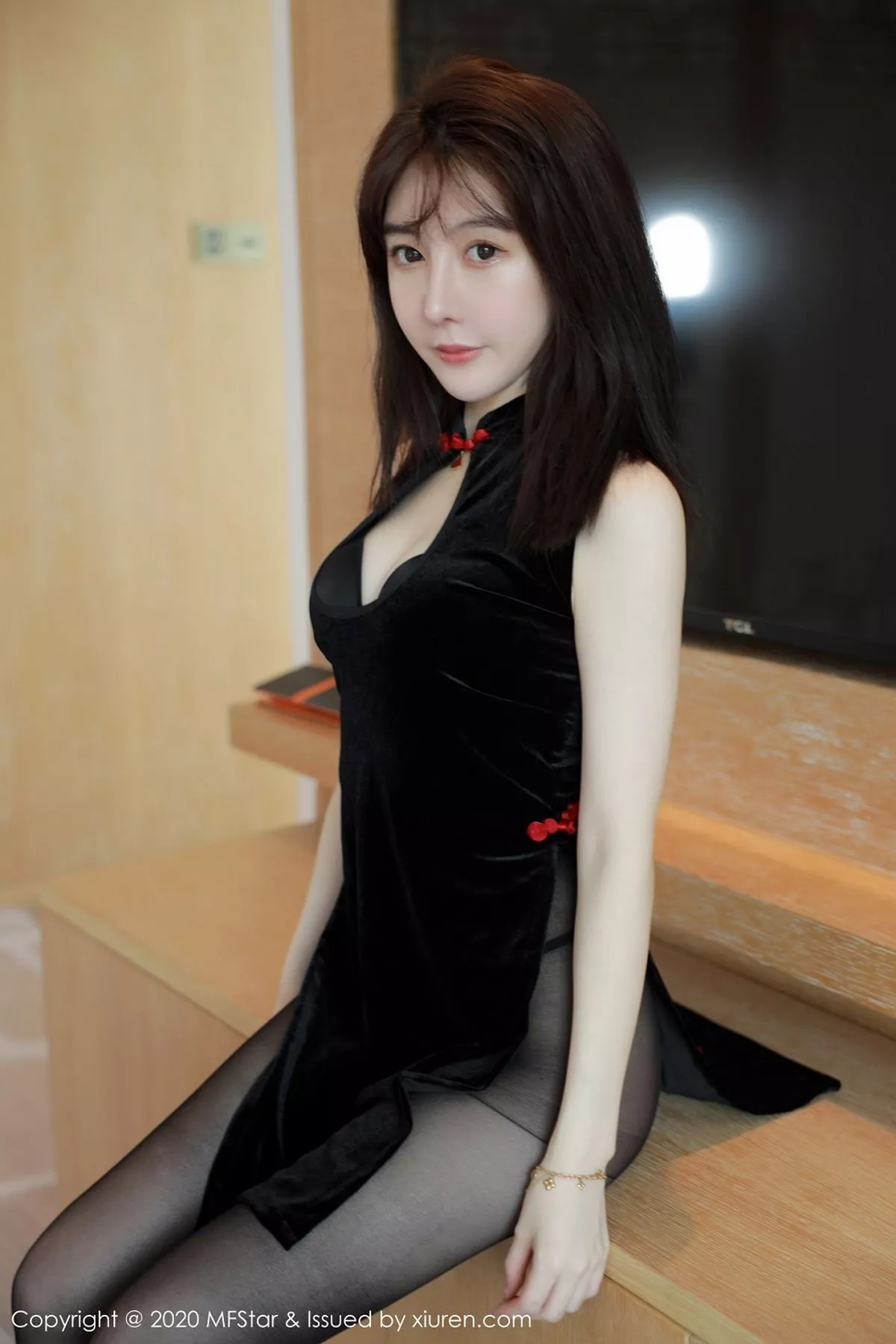 秀人集.com_[MFStar模范学院]Vol.402_模特薛琪琪sandy四川旅拍高开黑色礼裙配黑丝裤袜诱惑写真69P