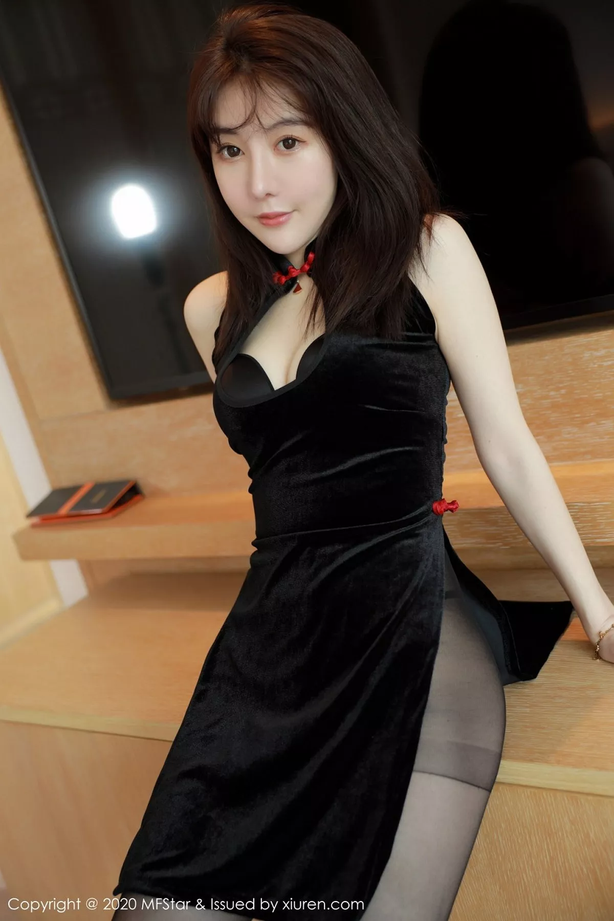 秀人集.com_[MFStar模范学院]Vol.402_模特薛琪琪sandy四川旅拍高开黑色礼裙配黑丝裤袜诱惑写真69P
