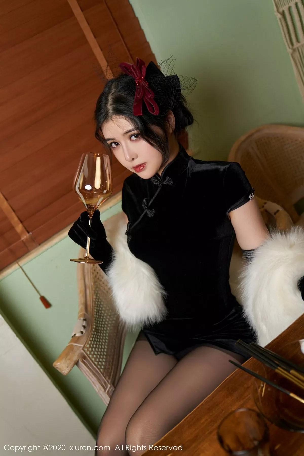 秀人集.com_[XiuRen秀人网]No.2669_嫩模韩静安私房婀娜旗袍半撩露黑丝裤袜秀翘臀极致诱惑写真70P