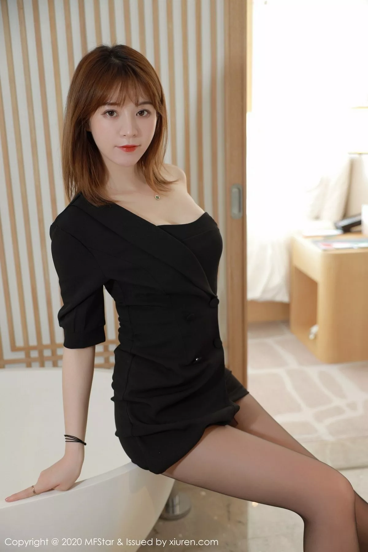 秀人集.com_[MFStar模范学院]Vol.405_嫩模Yoo优优四川旅拍私房黑色抹胸礼裙露黑丝裤袜诱惑写真57P