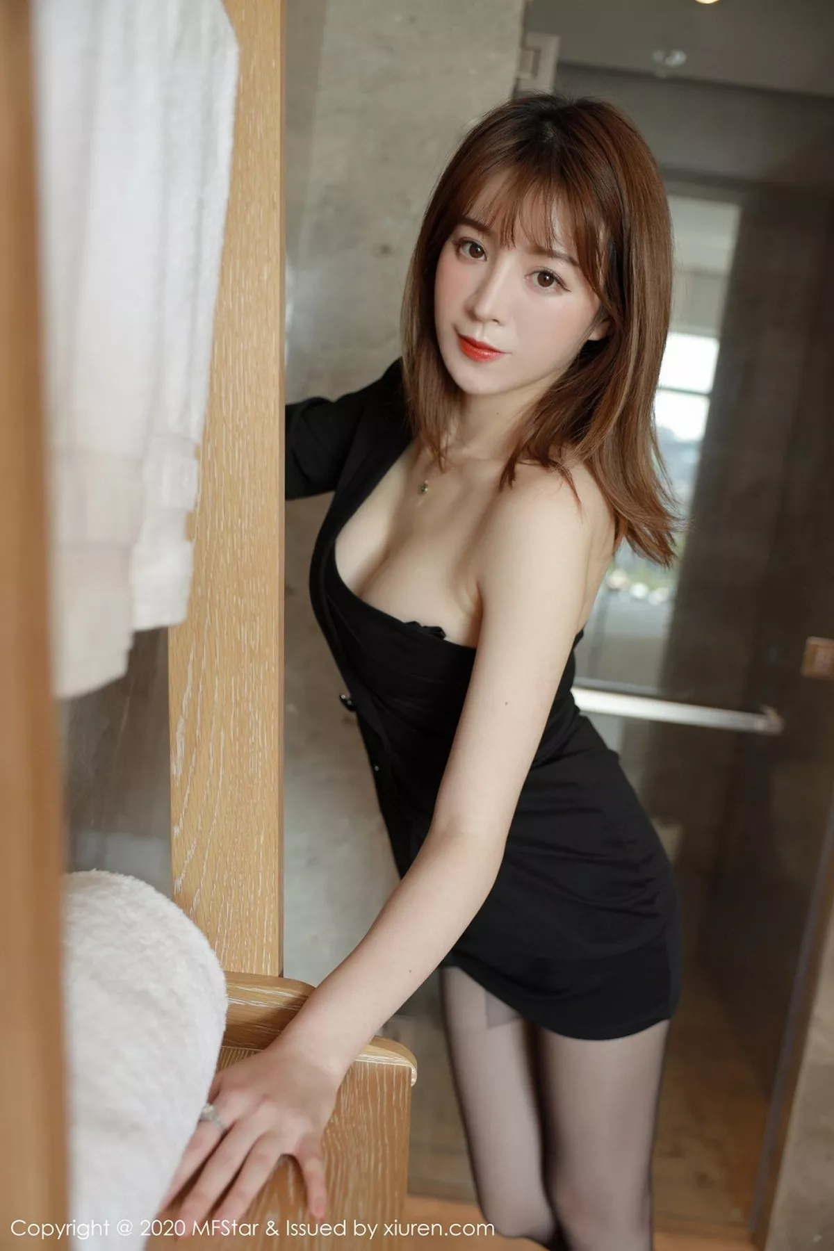 秀人集.com_[MFStar模范学院]Vol.405_嫩模Yoo优优四川旅拍私房黑色抹胸礼裙露黑丝裤袜诱惑写真57P